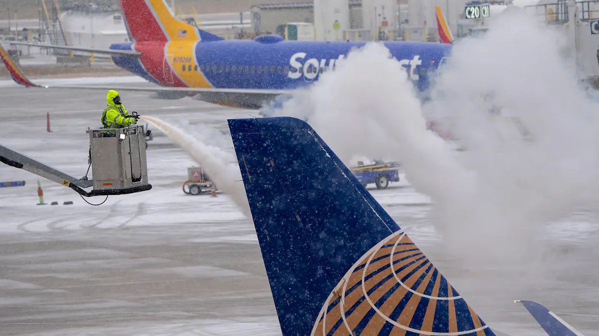 22.12.2022, USA, Milwaukee: Ein Flugzeug von United Express wird auf dem Mitchell Airport in Milwaukee enteist. Ein arktisches Sturmtief bringt über die Weihnachtstage drastische Temperaturstürze und extreme Kälte in die USA. Foto: Mark Hoffman/Milwaukee Journal-Sentinel/AP/dpa +++ dpa-Bildfunk +++