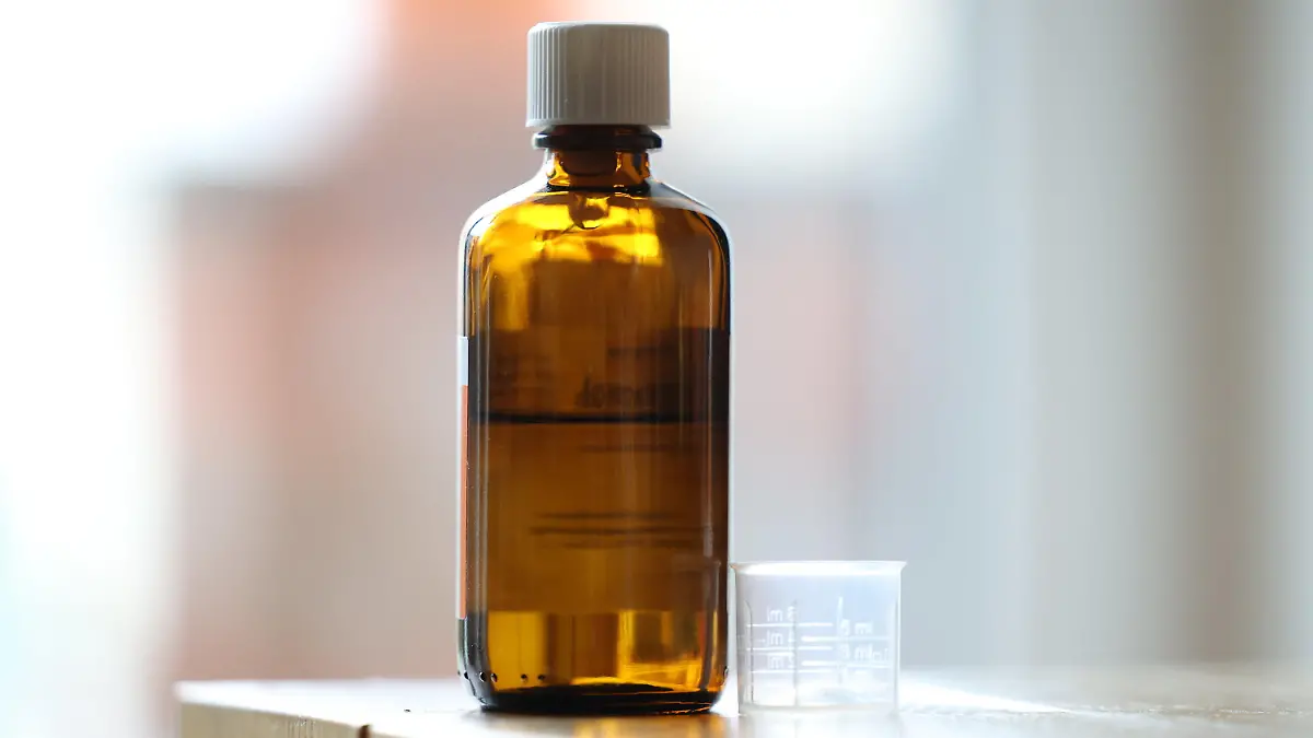 PRODUKTION - 17.12.2022, Berlin: Blick auf den Fiebersaft mit dem Wirkstoff Paracetamol. Angesichts der Engpässe von bestimmten Medikamenten klagt die Präsidentin der Bundesvereinigung Deutscher Apothekerverbände (ABDA) über unnötige Bürokratie. (zu dpa «Apothekerverband zu Medikamenten-Engpass: Bürokratie erschwert Arbeit») Foto: Jörg Carstensen/dpa +++ dpa-Bildfunk +++