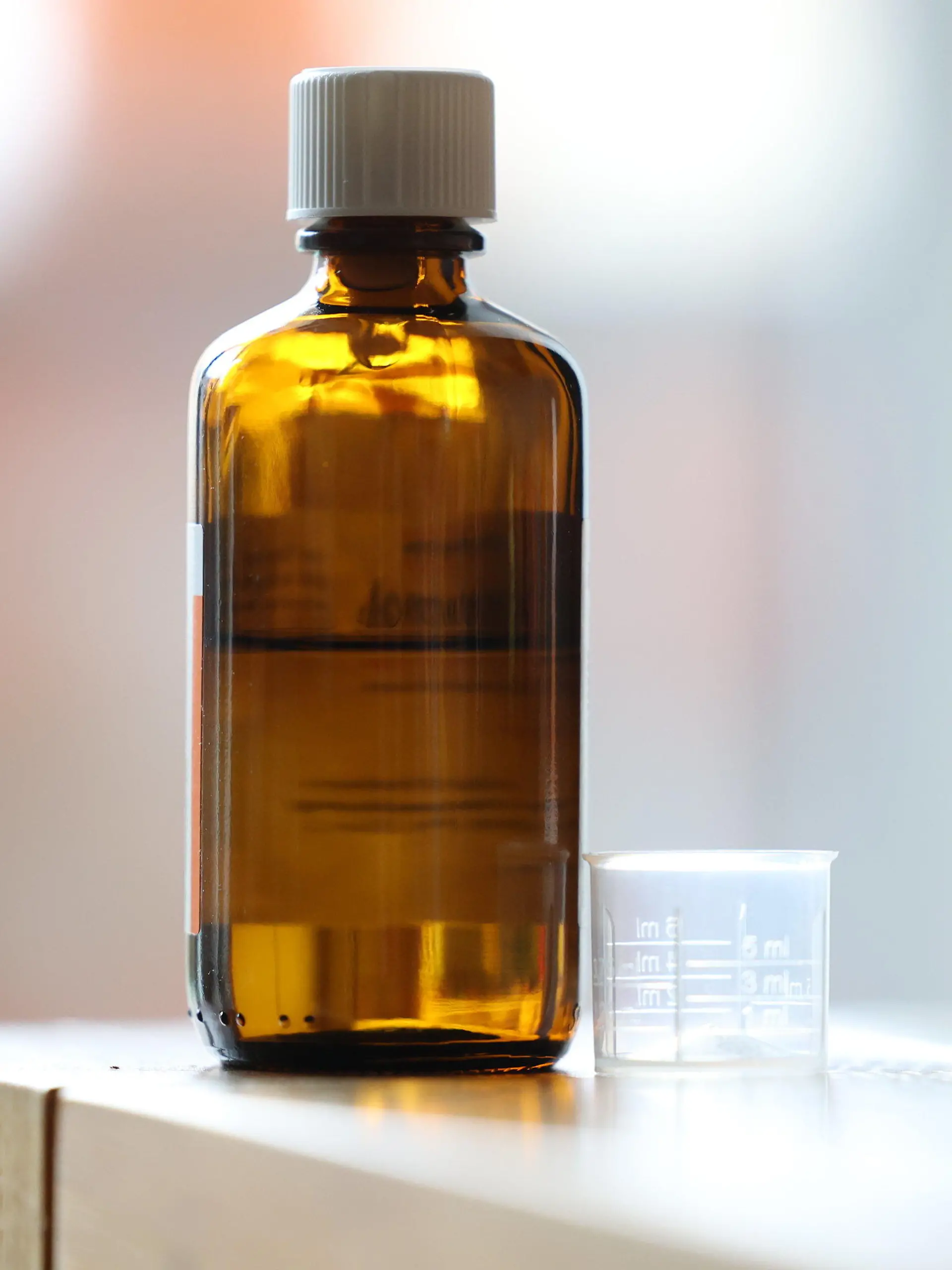 PRODUKTION - 17.12.2022, Berlin: Blick auf den Fiebersaft mit dem Wirkstoff Paracetamol. Angesichts der Engpässe von bestimmten Medikamenten klagt die Präsidentin der Bundesvereinigung Deutscher Apothekerverbände (ABDA) über unnötige Bürokratie. (zu dpa «Apothekerverband zu Medikamenten-Engpass: Bürokratie erschwert Arbeit») Foto: Jörg Carstensen/dpa +++ dpa-Bildfunk +++