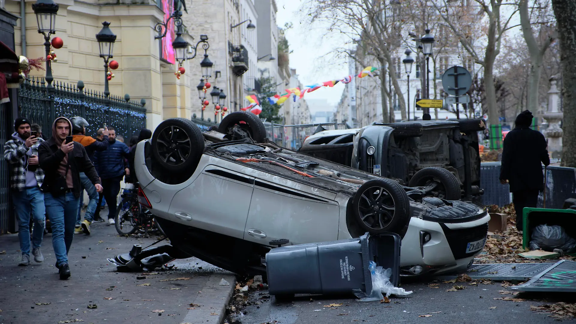  December 24, 2022, Paris, Ile de France, FRANCE: Cars are turned upside down during riots by Kurds after the killing of three Kurds in Paris. Three members of the Kurdish community in Paris were killed by a lone gunman on Friday, december 23, 2022, sparking violent riots. The man who was arrested after the crime admits racial reasons for the killings. Paris FRANCE - ZUMAh172 20221224_zip_h172_002 Copyright: xRemonxHaazenx