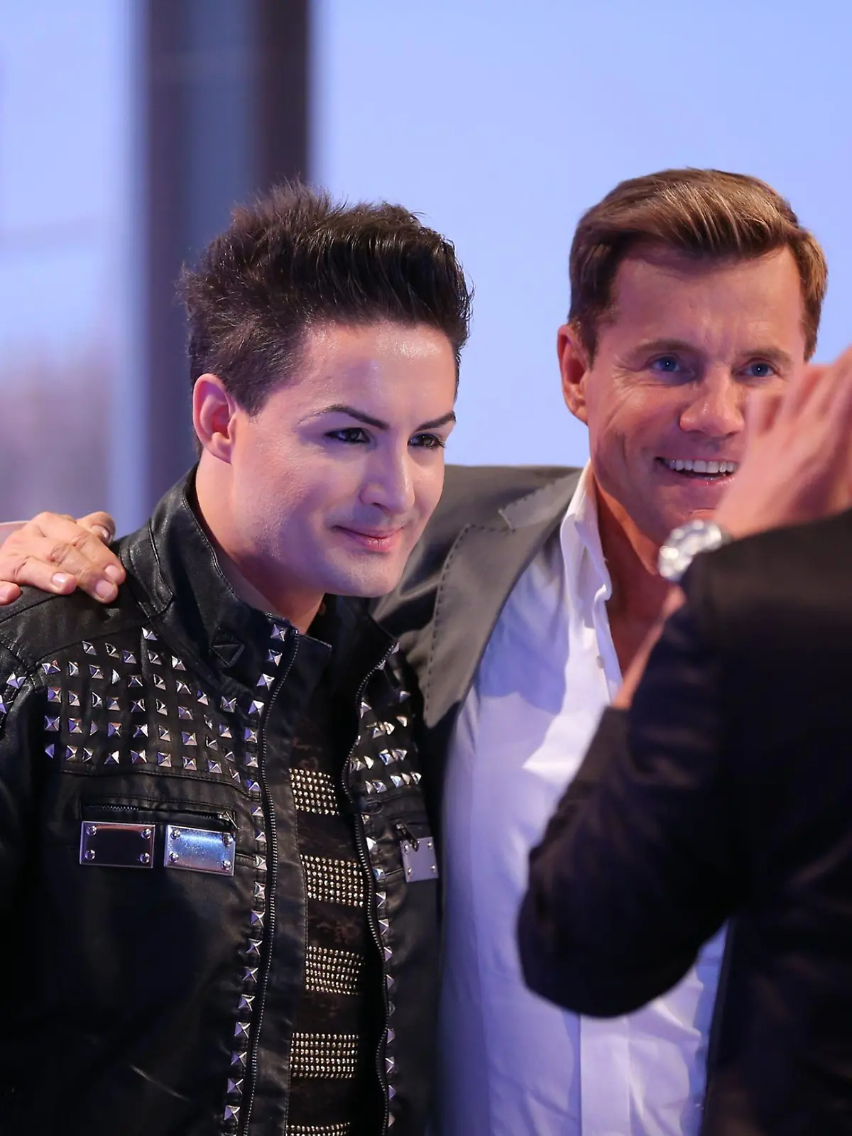 Menderes Bagci (29) aus Langenfeld bekommt zum Abschied noch ein Erinnerungsfoto mit Jurymitglied Dieter Bohlen.