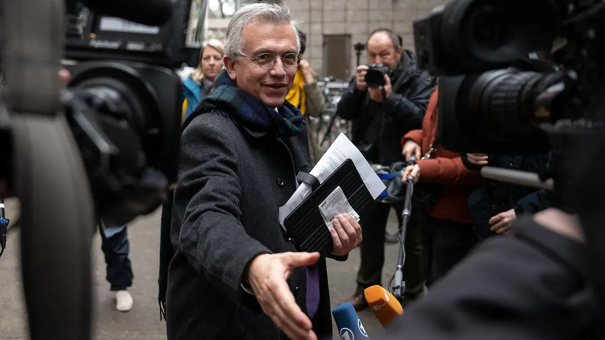 23.12.2022, Hessen, Frankfurt/Main: Der ehemalige Frankfurter Oberbürgermeister Peter Feldmann begrüßt nach der Urteilsverkündung im Prozess gegen ihn vor dem Landgericht wartende Journalisten. Der abgewählte Frankfurter Oberbürgermeister Feldmann (SPD) ist wegen Vorteilsannahme in zwei Fällen zu einer Geldstrafe verurteilt worden. Foto: Sebastian Gollnow/dpa +++ dpa-Bildfunk +++