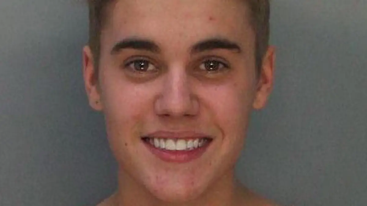 epa04038415 A Handout booking image released by the Miami-Dade Corrections & Rehabilitation Dept. showing Canadian singer Justin Bieber who was arrested early in the morning of 23 January on charges of driving under the influence, driving with an expired license and resisting arrest following an alleged drag racing incident in Miami Beach, Florida, USA, 23 January 2014. EPA/MIAMI-DADE CORRECTIONS & REHABILITATION DEPARTMENT / HANDOUT HANDOUT EDITORIAL USE ONLY +++(c) dpa - Bildfunk+++
