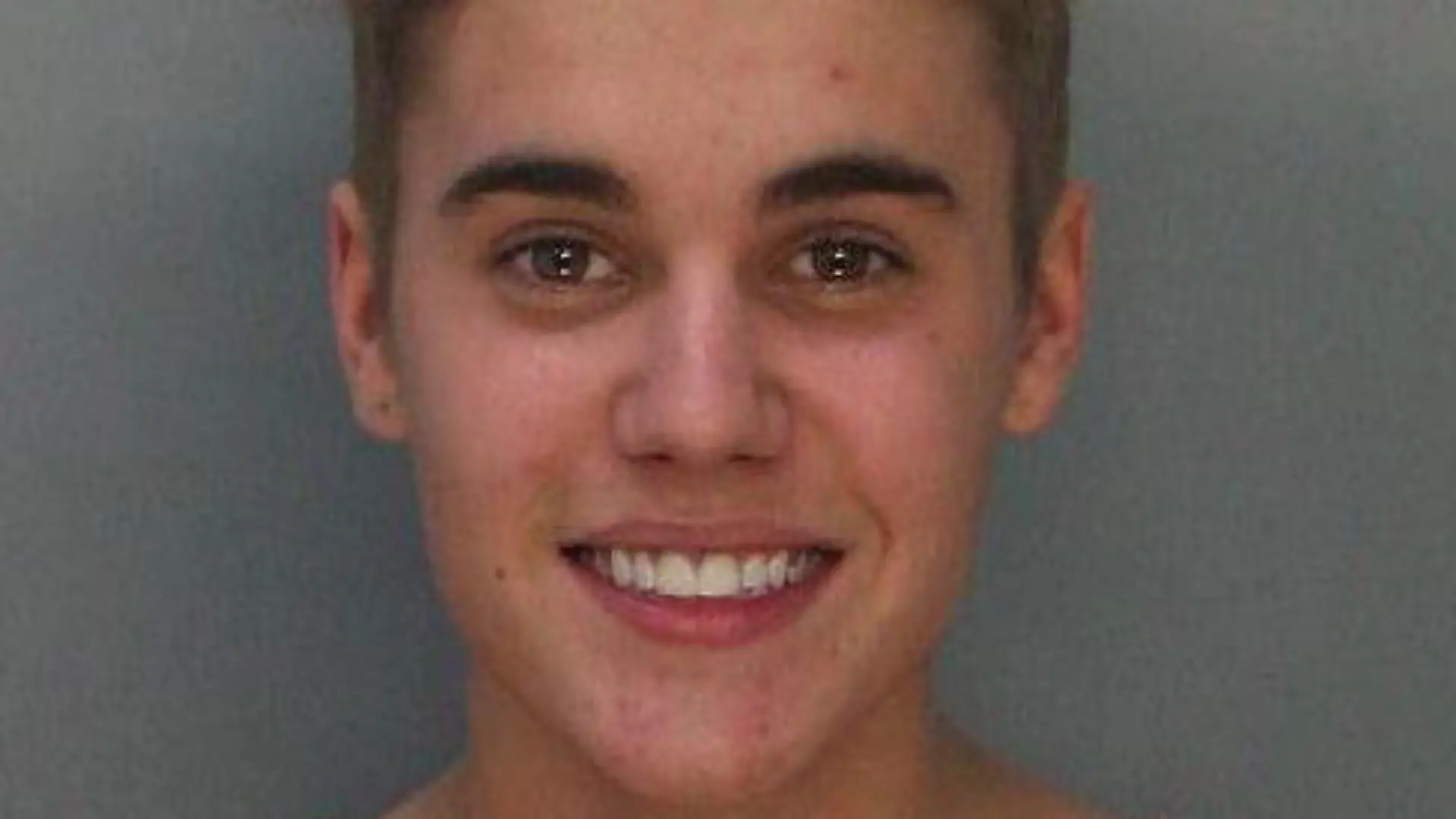 epa04038415 A Handout booking image released by the Miami-Dade Corrections & Rehabilitation Dept. showing Canadian singer Justin Bieber who was arrested early in the morning of 23 January on charges of driving under the influence, driving with an expired license and resisting arrest following an alleged drag racing incident in Miami Beach, Florida, USA, 23 January 2014. EPA/MIAMI-DADE CORRECTIONS & REHABILITATION DEPARTMENT / HANDOUT HANDOUT EDITORIAL USE ONLY +++(c) dpa - Bildfunk+++