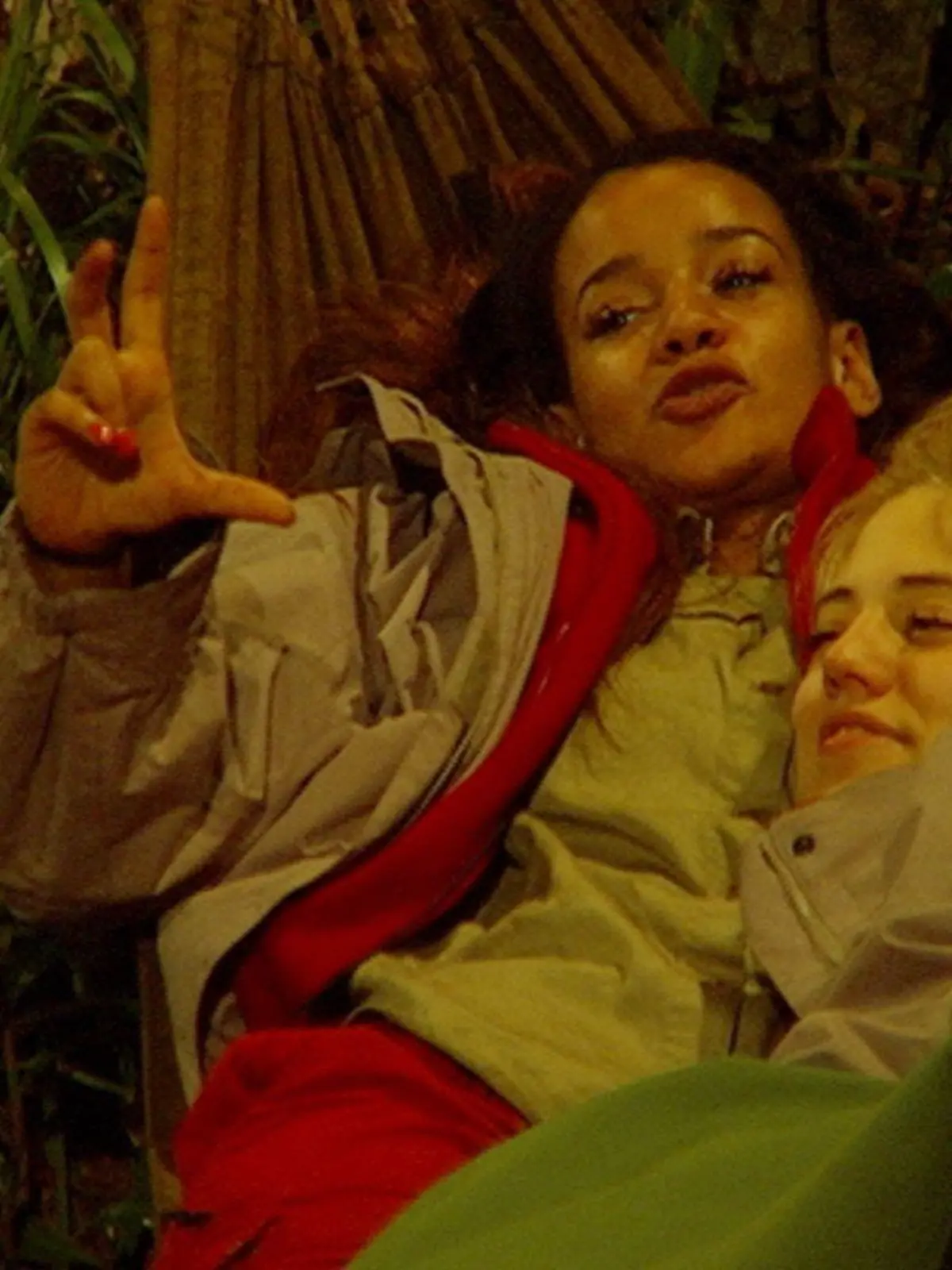Tag 8 im Camp - Gabby de Almeida Rinne (l.) und Larissa Marolt liegen zusammen in einer Hängematte, kichern, lachen und witzeln herum.Verwendung der Bilder für Online-Medien ausschließlich mit folgender Verlinkung: "Alle Infos zu "Ich bin ein Star - Holt mich hier raus!" im Special bei RTL.de: http://www.rtl.de/cms/sendungen/ich-bin-ein-star.htmlNUR ZUR EINMALIGEN VERÖFFENTLICHUNG ! KEINE WEITERGABE AN DRITTE ! KEINE VERWENDUNG NACH DEM 14.02.2014 !! KEINE ARCHIVIERUNG !Suchbegriff: Dschungelcamp