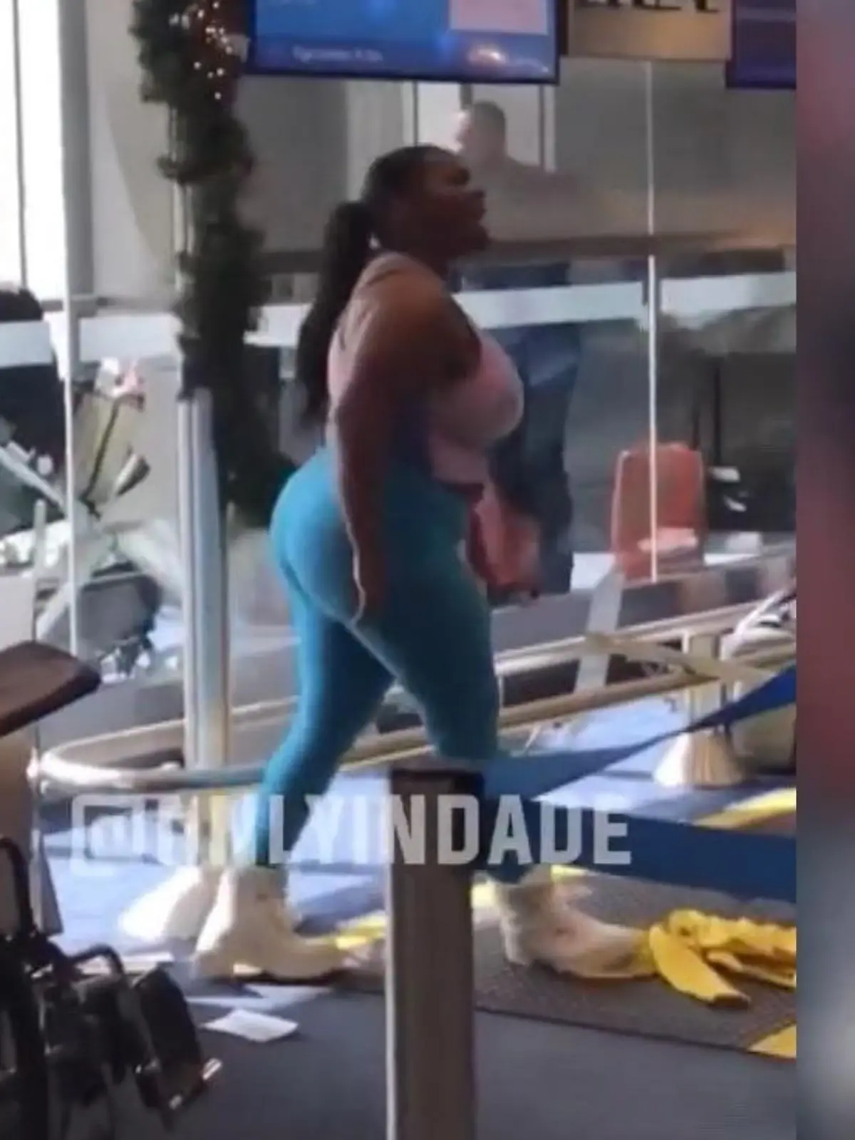 Diese Frau hat mal richtig schlechte Laune. Beim Check-in am Flughafen von Miami rastet sie völlig aus. Der Grund? Im Video!