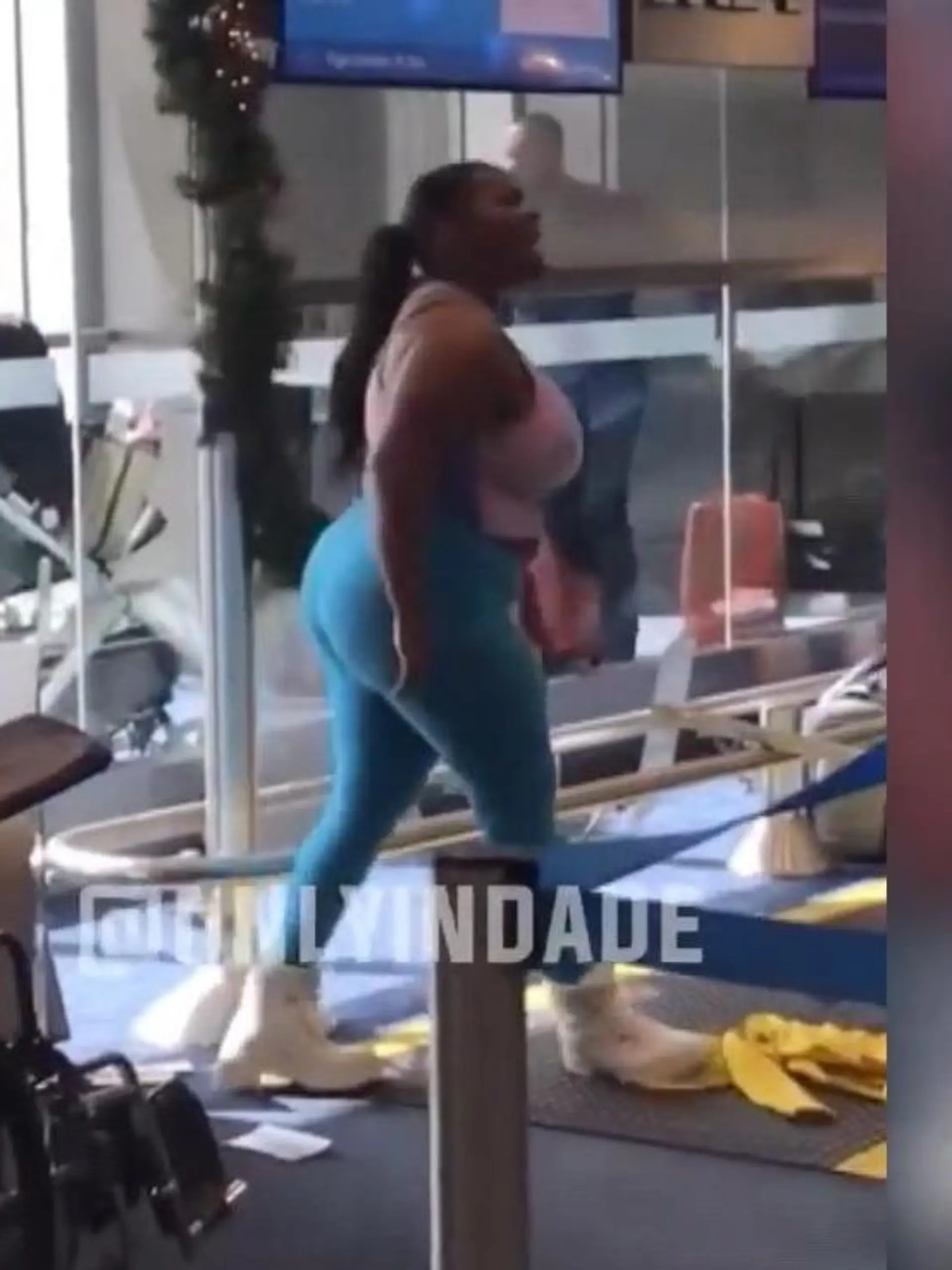 Diese Frau hat mal richtig schlechte Laune. Beim Check-in am Flughafen von Miami rastet sie völlig aus. Der Grund? Im Video!