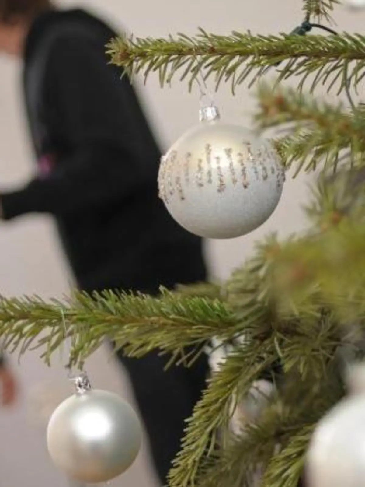 Wenn die Familie sich um den Weihnachtsbaum schart, kracht es schnell. Weniger Erwartungsdruck kann helfen, Streit zu vermeiden. Foto: Andreas Gebert
