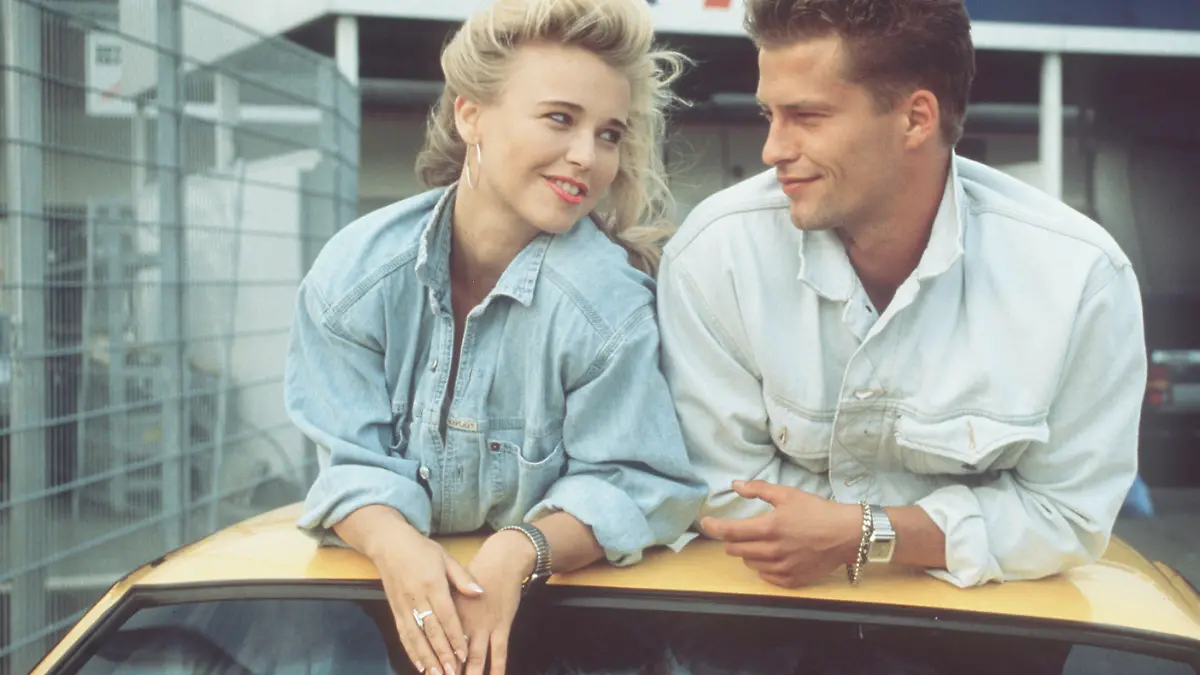 MANTA, MANTA / D 1991 - Wolfgang Büld / Tiefergelegt, breit und stark - Berties Manta ist nicht nur ein Auto, es ist der unschlagbare "Wahnsinn auf vier Rädern"... / Bild: Bertie (TIL SCHWEIGER) mit seiner Freundin Uschi (TINA RULAND). / 37053 / , 06DFAmanta2 / Überschrift: MANTA, MANTA / D 1991 *** Local Caption *** 00877703