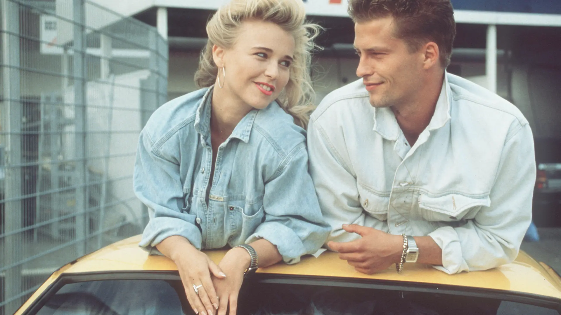 MANTA, MANTA / D 1991 - Wolfgang Büld / Tiefergelegt, breit und stark - Berties Manta ist nicht nur ein Auto, es ist der unschlagbare "Wahnsinn auf vier Rädern"... / Bild: Bertie (TIL SCHWEIGER) mit seiner Freundin Uschi (TINA RULAND). / 37053 / , 06DFAmanta2 / Überschrift: MANTA, MANTA / D 1991 *** Local Caption *** 00877703