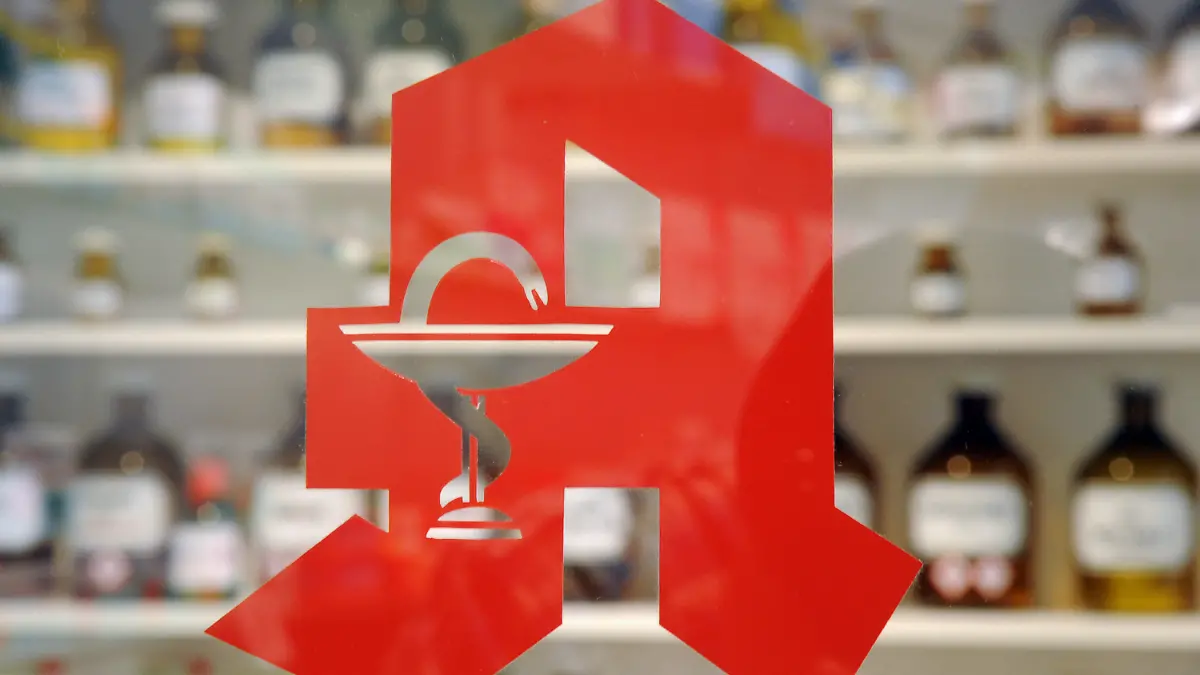 ARCHIV - 09.08.2012, Baden-Württemberg, ---: Das Logo an der Tür einer Apotheke. (zu dpa "Zahl der Apotheken geht weiter zurück") Foto: Uli Deck/dpa +++ dpa-Bildfunk +++