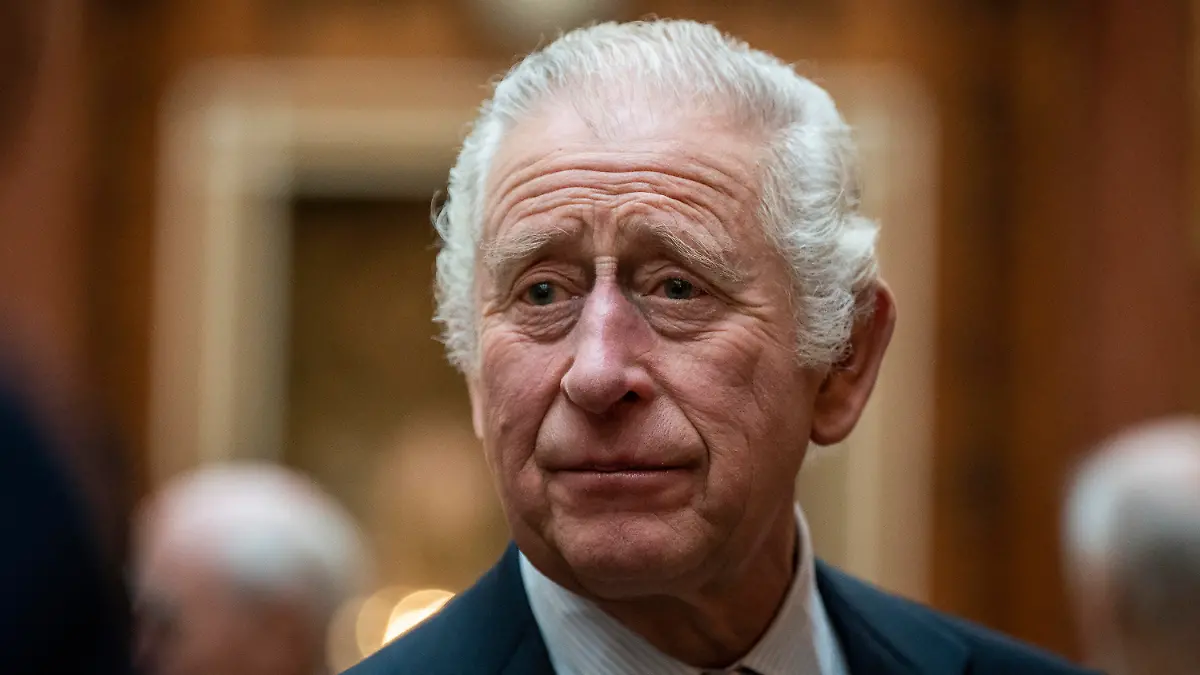 ARCHIV - 24.11.2022, Großbritannien, London: König Charles III. von Großbritannien steht während eines Mittagessens für Träger des Verdienstordens im Buckingham Palace. (zu dpa «Erste Geburtstagsparade für König Charles am 17. Juni 2023») Foto: Aaron Chown/Pool PA/AP/dpa +++ dpa-Bildfunk +++