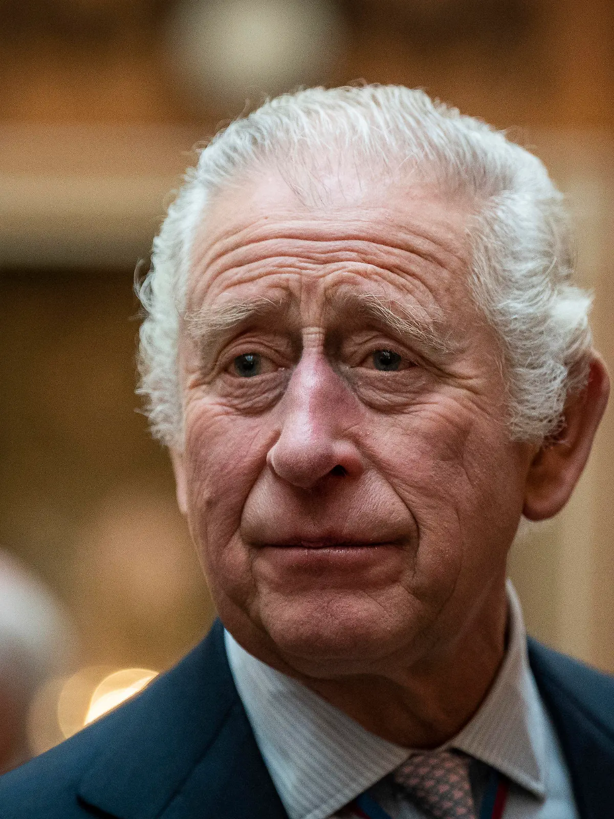 ARCHIV - 24.11.2022, Großbritannien, London: König Charles III. von Großbritannien steht während eines Mittagessens für Träger des Verdienstordens im Buckingham Palace. (zu dpa «Erste Geburtstagsparade für König Charles am 17. Juni 2023») Foto: Aaron Chown/Pool PA/AP/dpa +++ dpa-Bildfunk +++
