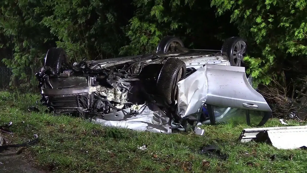Von dem Mercedes C220 ist kaum noch etwas zu erkennen. Ein 15 und ein 17-Jähriger haben sich mit dem Wagen überschlagen.