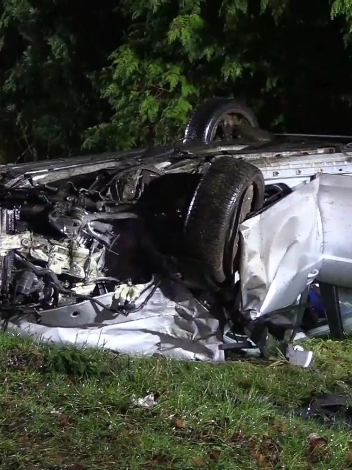 Von dem Mercedes C220 ist kaum noch etwas zu erkennen. Ein  15 und ein 17-Jähriger haben sich mit dem Wagen überschlagen.