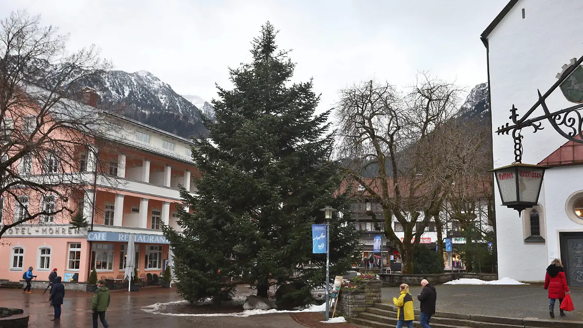 22.12.2022, Bayern, Oberstdorf: Ein Christbaum steht im Ortszentrum. Die nahezu 25 000 Euro teure Tanne wurde knapp 600 Kilometer weit vom Sauerland ins Allgäu transportiert. Foto: Karl-Josef Hildenbrand/dpa +++ dpa-Bildfunk +++