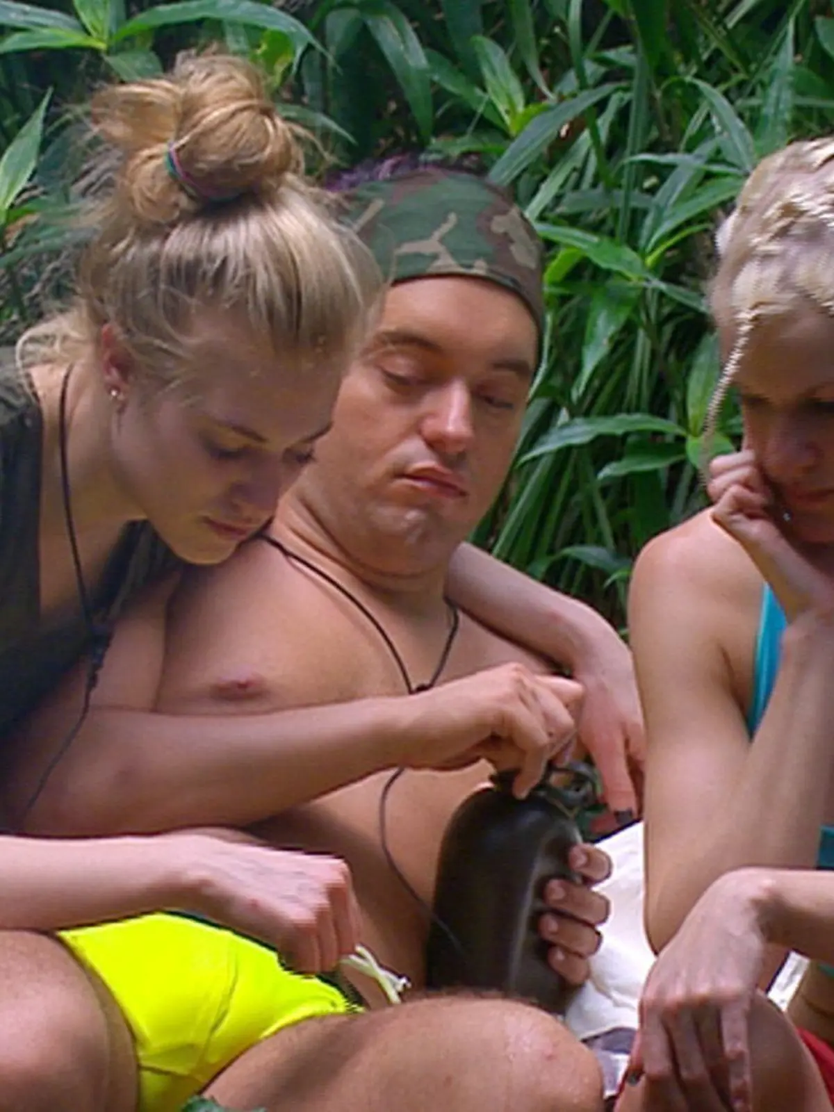Tag 5 im Camp - Die Hormone spielen verrückt im Camp. Erotik liegt in der Luft. Larissa Marolt (l.) spielt mit einem Grashalm an Julians F.M. Stoeckels besten Stück herum. Rechts Melanie Müller.

Verwendung der Bilder für Online-Medien ausschließlich mit folgender Verlinkung: "Alle Infos zu "Ich bin ein Star - Holt mich hier raus!" im Special bei RTL.de: http://www.rtl.de/cms/sendungen/ich-bin-ein-star.html

NUR ZUR EINMALIGEN VERÖFFENTLICHUNG ! KEINE WEITERGABE AN DRITTE ! 
KEINE VERWENDUNG NACH DEM 14.02.2014 !! KEINE ARCHIVIERUNG !

Suchbegriff: Dschungelcamp *** Local Caption *** Verwendung der Bilder für Online-Medien ausschließlich mit folgender Verlinkung: "Alle Infos zu "Ich bin ein Star - Holt mich hier raus!" im Special bei RTL.de: http://www.rtl.de/cms/sendungen/ich-bin-ein-star.html

NUR ZUR EINMALIGEN VERÖFFENTLICHUNG ! KEINE WEITERGABE AN DRITTE ! 
KEINE VERWENDUNG NACH DEM 14.02.2014!! KEINE ARCHIVIERUNG !