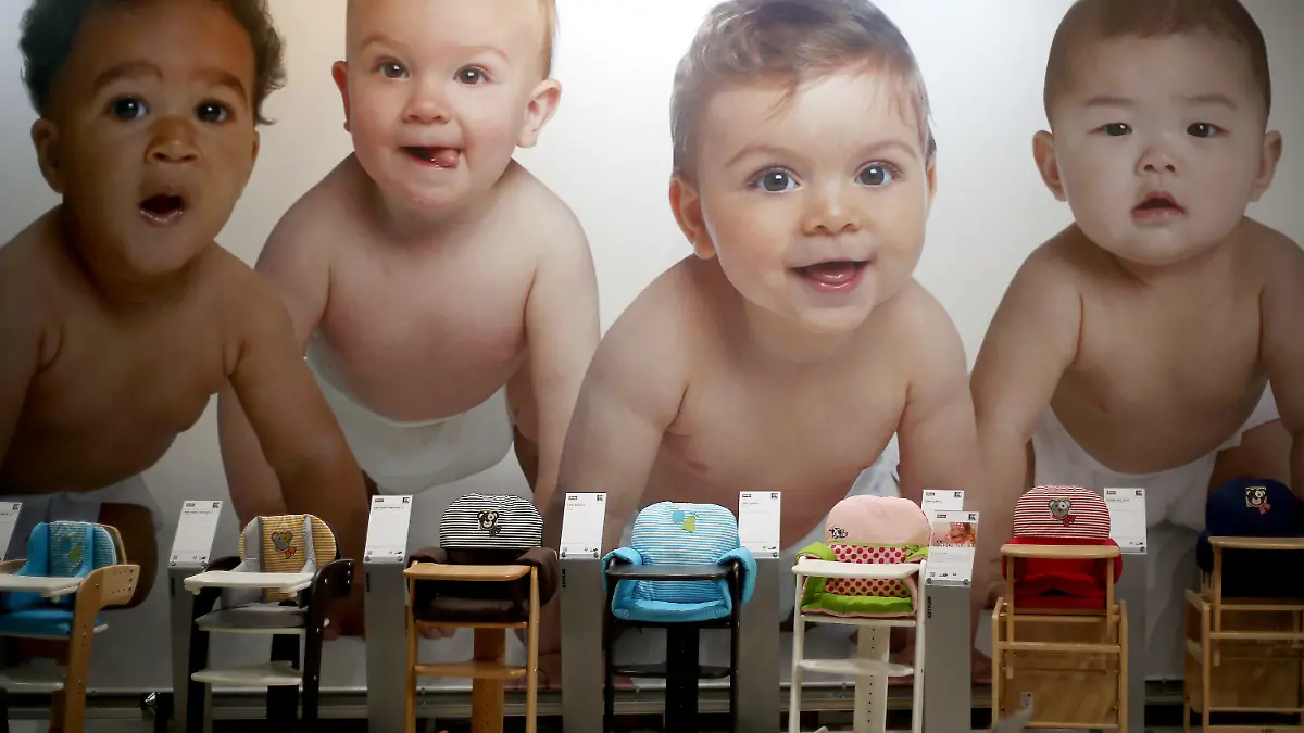 ARCHIV - Kinderstühle stehen am 19.09.2013 in Köln (Nordrhein-Westfalen) vor einem Poster mit Babys. Ungewöhnliche Vornamen wie «Pumuckl» oder «Pepsi-Carola» mögen für manches Kind später zum Ärgernis werden - auf den Standesämtern im Norden werden allerdings kaum noch Namenswünsche geäußert, die unannehmbar sind. Foto: Oliver Berg/dpa (zu dpa "Kaum noch Ablehnung ungewöhnlicher Vornamen - «Gucci» fällt durch" vom 15.01.2014) +++(c) dpa - Bildfunk+++