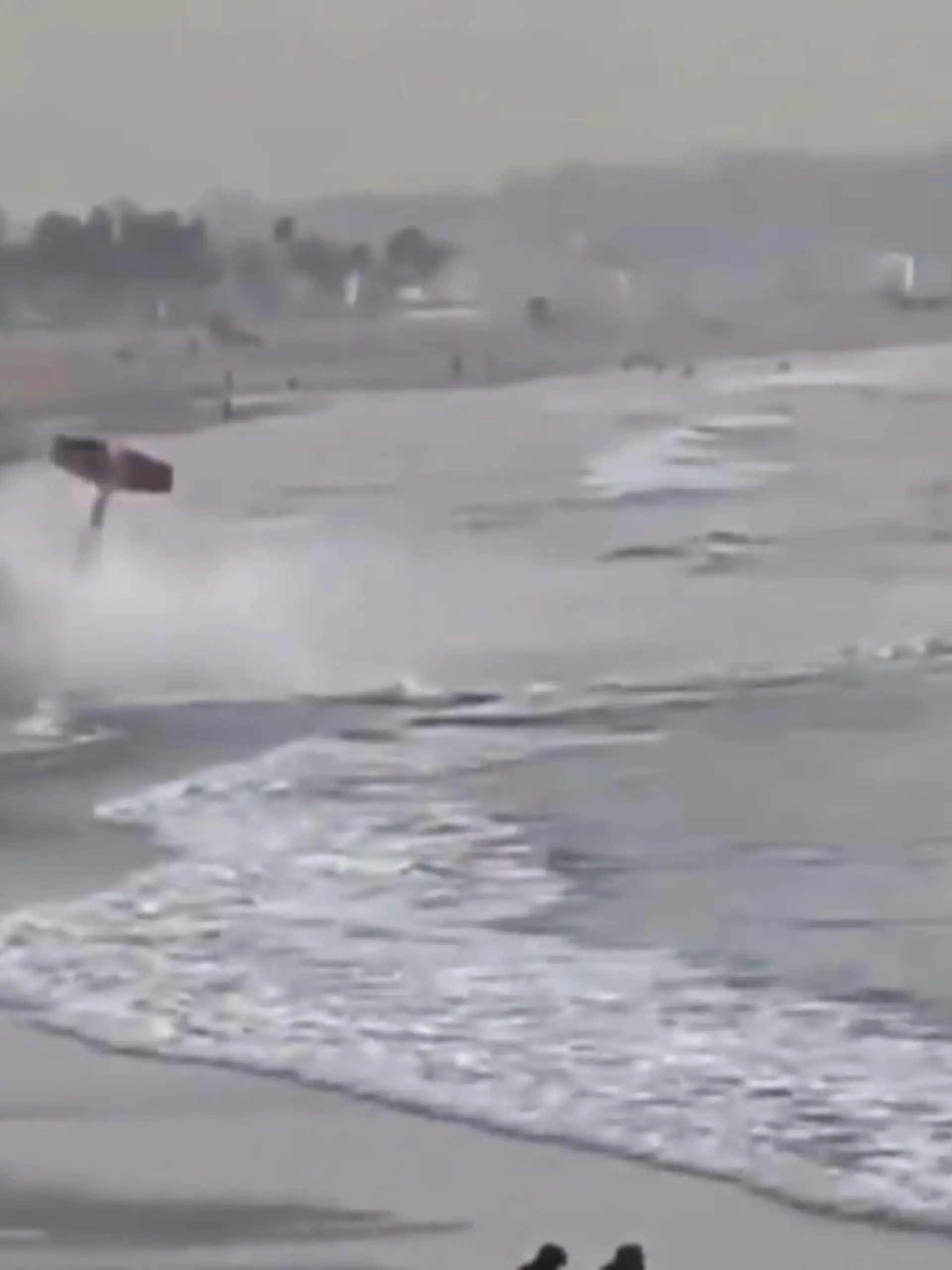 Großer Schreck in Kalifornien: Am Santa Monica Beach ist am Donnerstagabend ein Kleinflugzeug vom Himmel gestürzt – direkt vor den Augen zahlreicher Strandbesucher.