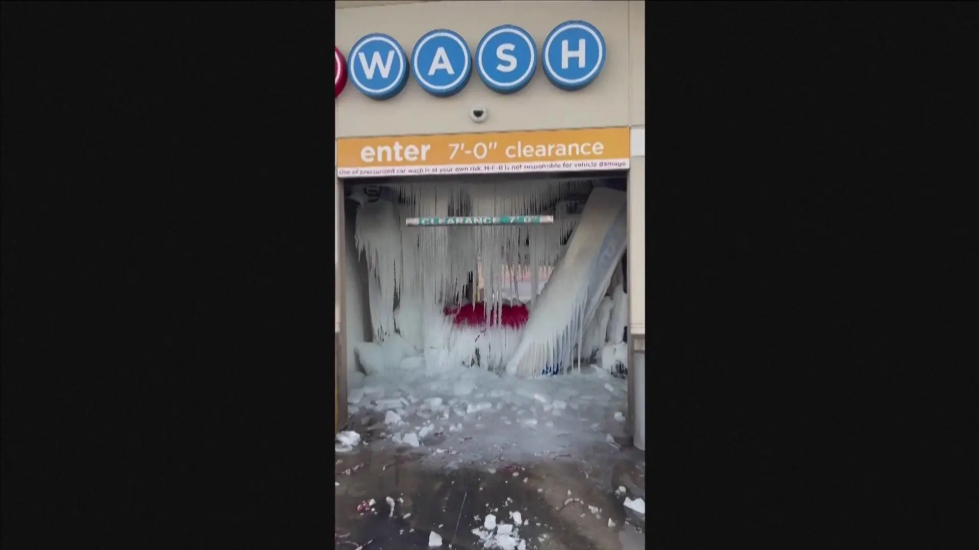 Eine Autowaschanlage in Lakeway ist zugefroren und mit Eiszapfen übersäht.