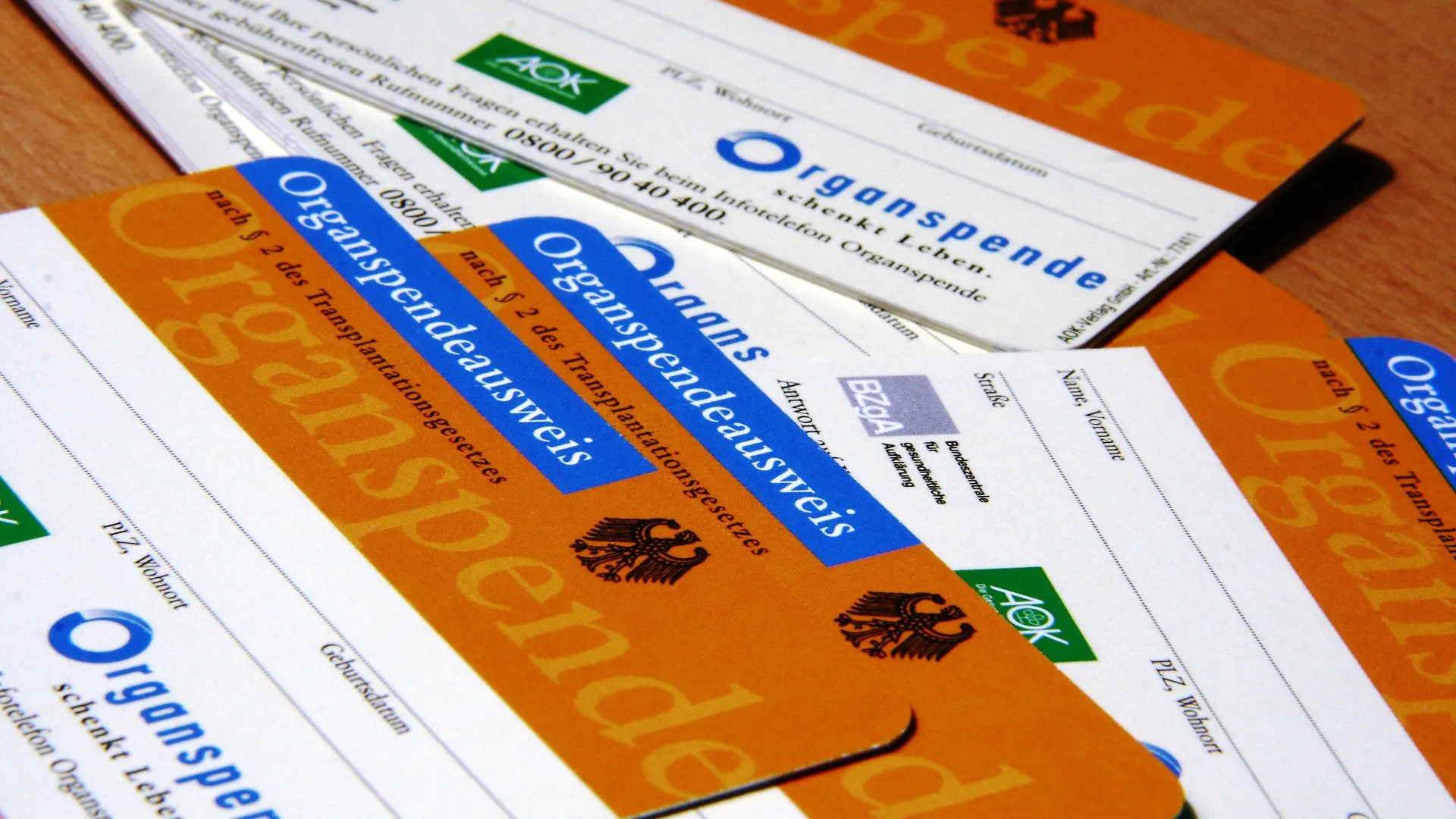 ARCHIV - Organspendeausweise liegen am 29.05.2013 in Berlin auf einem Info-Tisch der Krankenkasse AOK. Foto: Steffen Trumpf/dpa (zu dpa «Organspende-Stiftung: Potenzielle Spender misstrauen der Organespende» vom 18.07.2013) +++(c) dpa - Bildfunk+++
