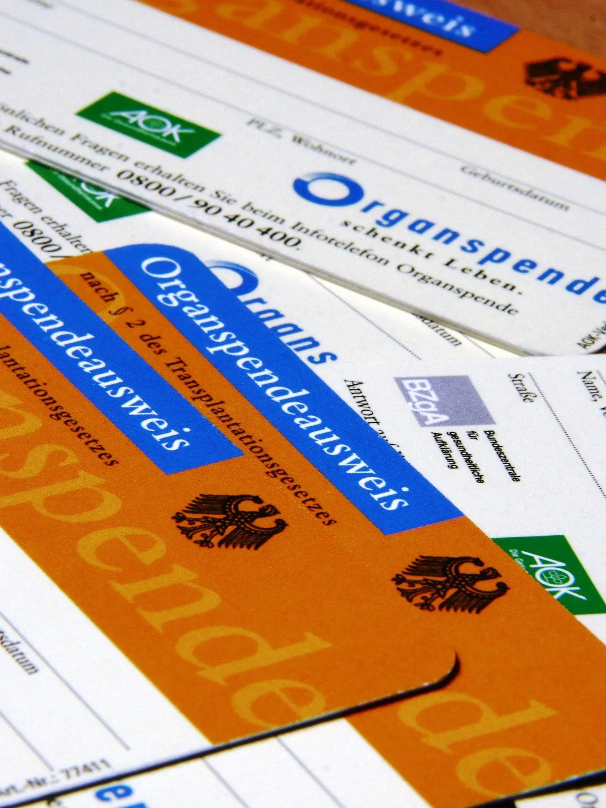 ARCHIV - Organspendeausweise liegen am 29.05.2013 in Berlin auf einem Info-Tisch der Krankenkasse AOK. Foto: Steffen Trumpf/dpa (zu dpa «Organspende-Stiftung: Potenzielle Spender misstrauen der Organespende» vom 18.07.2013) +++(c) dpa - Bildfunk+++