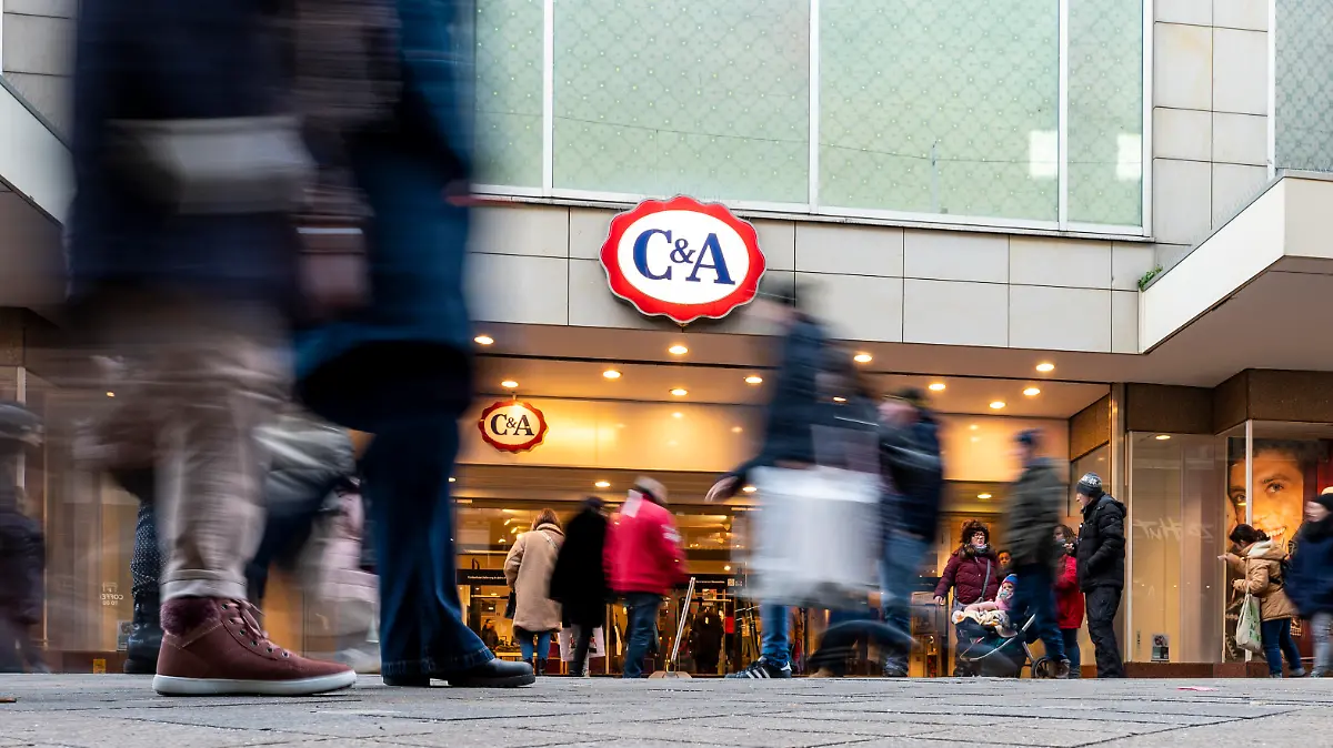 Passanten gehen in der Innenstadt vor dem Geschäfts C&A durch den Westenhellweg. Am vierten Adventswochenende zog es viele Menschen zum Einkaufen in die Innenstadt (Aufnahme mit Langzeitbelichtung).