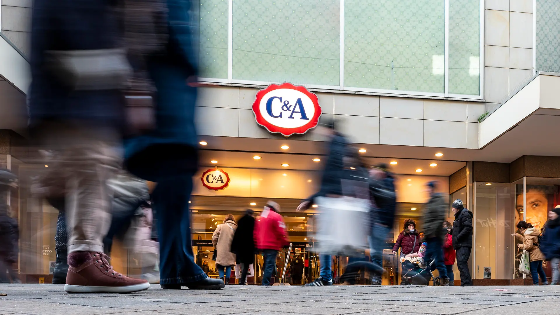Passanten gehen in der Innenstadt vor dem Geschäfts C&A durch den Westenhellweg. Am vierten Adventswochenende zog es viele Menschen zum Einkaufen in die Innenstadt (Aufnahme mit Langzeitbelichtung).