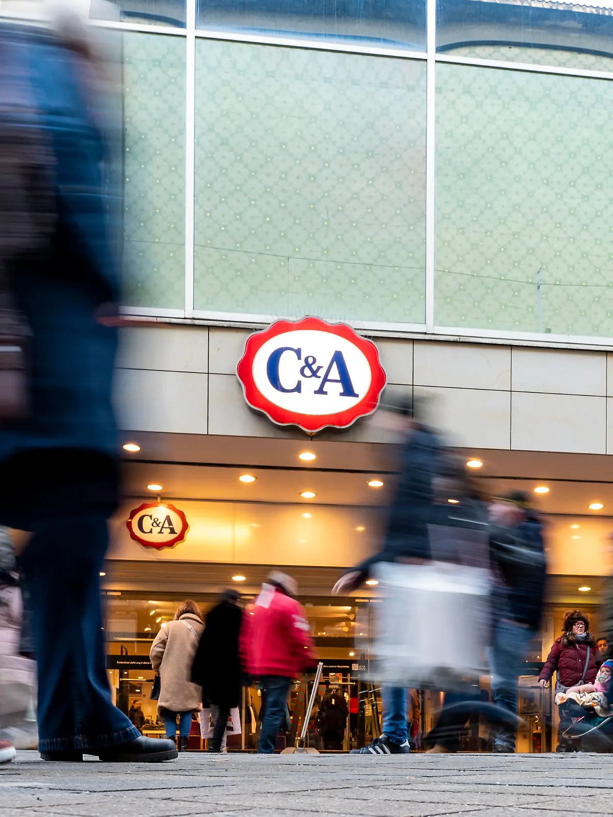 Passanten gehen in der Innenstadt vor dem Geschäfts C&A durch den Westenhellweg. Am vierten Adventswochenende zog es viele Menschen zum Einkaufen in die Innenstadt (Aufnahme mit Langzeitbelichtung).
