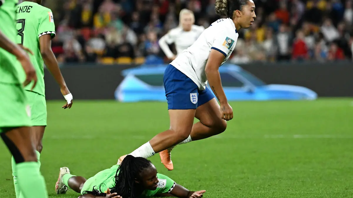 (230807) -- BRISBANE, Aug. 7, 2023 (Xinhua) -- England's Lauren James (R) fouls Nigeria's Michelle Alozie during the round of 16 match between England and Nigeria at the 2023 FIFA Women's World Cup in Brisbane, Australia, Aug. 7, 2023. (Xinhua/Li Yibo)