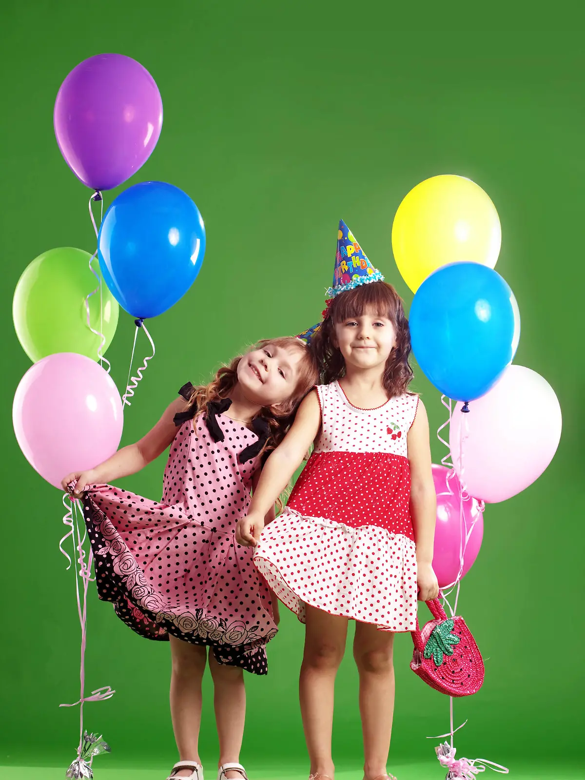 Children celebrating birthday on green studio background, Kinder, die Geburtstag auf dem gruenen Studio-Hintergrund feiern Keine Weitergabe an Drittverwerter.