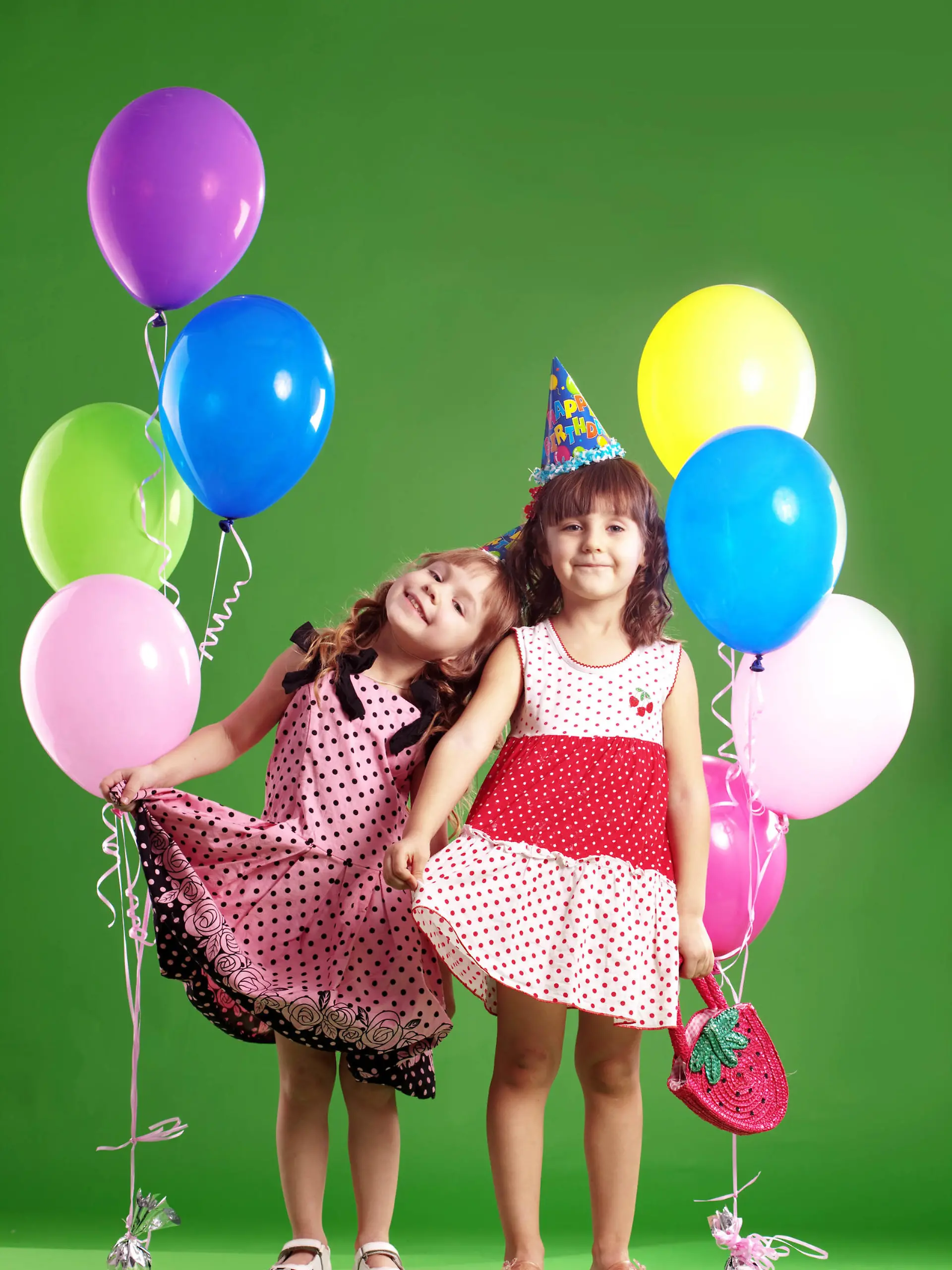 Children celebrating birthday on green studio background, Kinder, die Geburtstag auf dem gruenen Studio-Hintergrund feiern Keine Weitergabe an Drittverwerter.