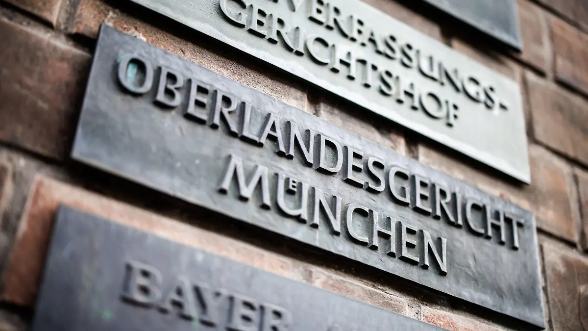 ARCHIV - 14.12.2021, Bayern, München: "Oberlandesgericht München" steht auf einem Schild. (zu dpa: «Urteil im Prozess um den Sturz eines fünfjährigen Kindes in eine Baugrube») Foto: Matthias Balk/dpa +++ dpa-Bildfunk +++