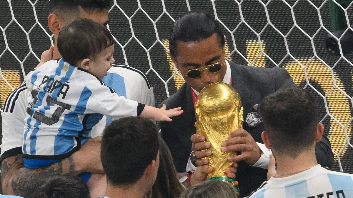 Fußball, WM, Argentinien - Frankreich, Finalrunde, Finale, Lusail Stadion, der türkische Restauranteur Nusret Gökçe, alias Salt Bae, küsst den WM-Pokal.