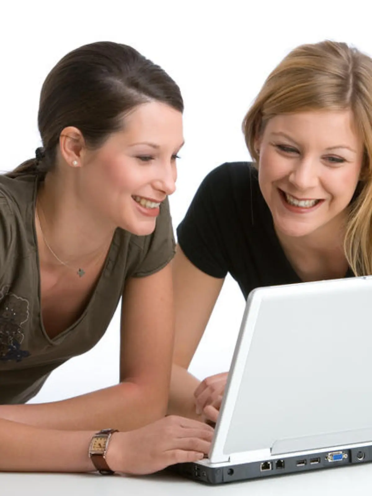 wunderschöne junge Frau arbeitet am Laptop