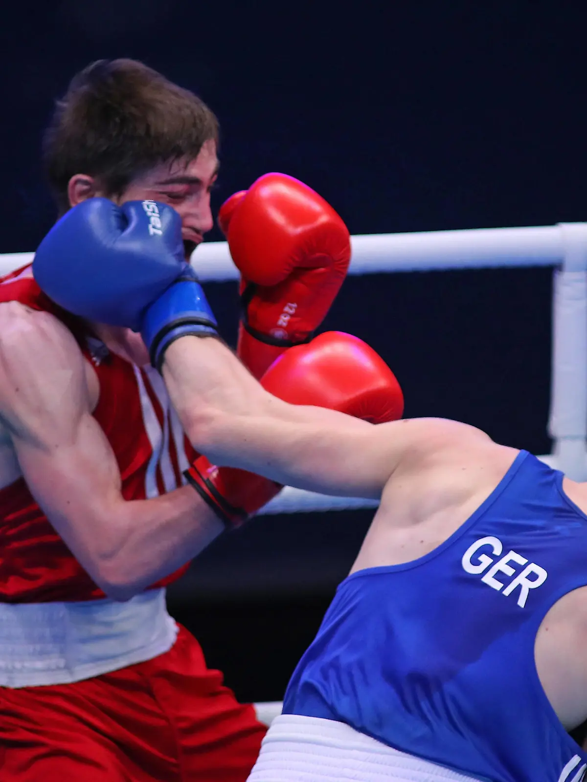 Boxen, Olympia-Qualifikation in London Eskerkhan Madiev of Georgia, wearing Red and Paul Andreas Wall of Germany, wearing Blue competing in the Men s Welterweight preliminaries during The Road to Tokyo, Olympic Boxing Qualification, at The Copperbox, Queen Elizabeth Olympic Park, Stratford, London. March 16 2020.  Mitchell Gunn/Espa-Images London USA - ZUMAcs12 20200316zafcs12028 Copyright: xESPAxPhotoxAgencyx
