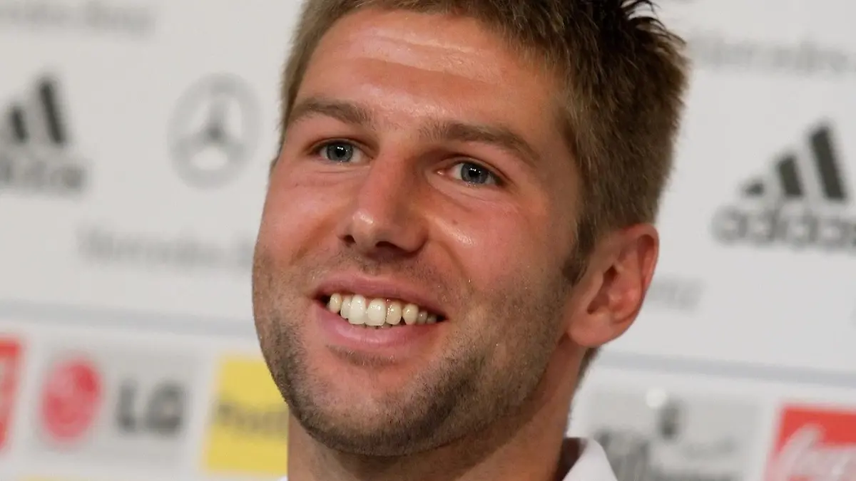 Der deutsche Fußball-Nationalspieler Thomas Hitzlsperger sitzt lachend am Samstag (24.05.2008) auf einer Pressekonferenz nach einem Training im Stadion des RCD Mallorca (Ono Estadi) in Palma de Mallorca. Die deutsche Fußball-Nationalmannschaft bereitet sich in einem Trainingslager auf der spanischen Insel Mallorca für die im Juni 2008 stattfindende Europameisterschaft in der Schweiz und Österreich vor. Foto: Ronald Wittek dpa  +++(c) dpa - Bildfunk+++