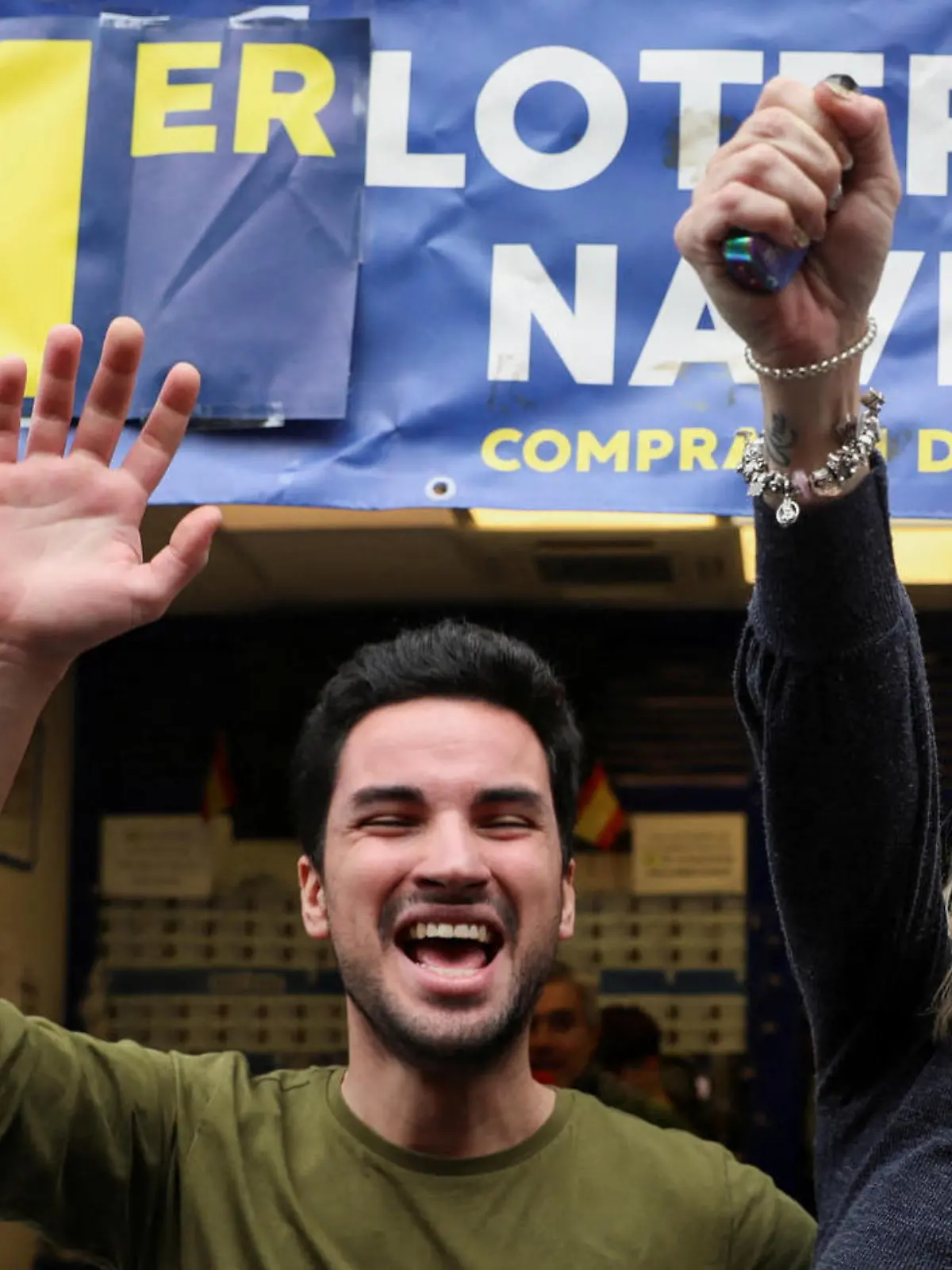 In Spanien haben am Donnerstag Millionen Menschen am Fernseher die Weihnachtslotterie "El Gordo" verfolgt. Die Ziehung der Glückszahlen begann um 9 Uhr und dauerte mehrere Stunden. Wie seit Generationen, wurden die Gewinnzahlen bei der ältesten Lotterie der Welt von 8 bis 14 Jahre alten Schülern des altehrwürdigen Internats San Ildefonso live im Fernsehen vorgesungen. Um 11:21 trällerten die Kinder die Losnummer 5490 – der diesjährige Hauptgewinn mit bis zu vier Millionen Euro.