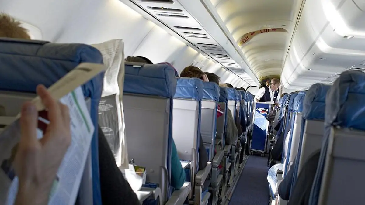 Eine Flugbegleiterin rastet bei einem Streit mit einem Passagier aus. Nun geht das Video viral. (Symbolbild)