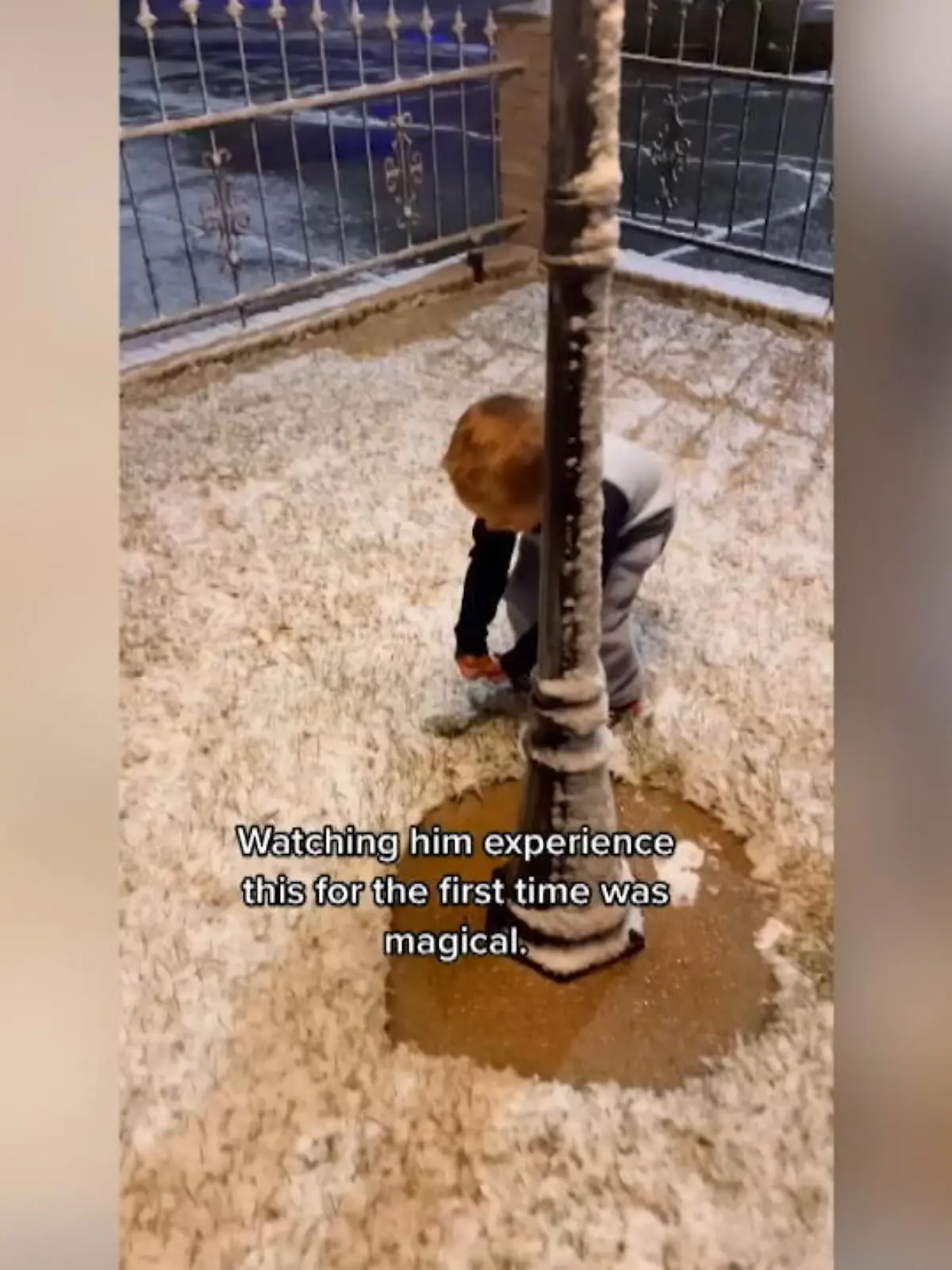 Der dreijährige Dominic sieht erstmals Schnee in seinem Leben und liebt es. Wie er reagiert, als er das weiße, kalte Etwas zum ersten Mal anfassen kann ist magisch.