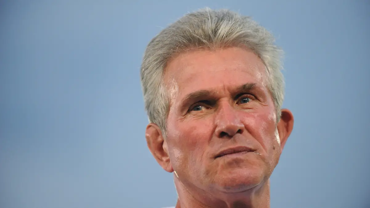 ARCHIV - Trainer Jupp Heynckes vom FC Bayern München steht vor dem DFB-Pokalspiel gegen Jahn Regensburg auf dem Platz des Jahnstadions in Regensburg. Bayern-Trainer Jupp Heynckes hat das Ende seiner Tätigkeit beim deutschen Fußball-Rekordmeister aus München nach dieser Saison angedeutet. «Wir haben einen Zwei-Jahres-Vertrag, der endet am 30. Juni 2013. Und dann geht wieder ein Lebensabschnitt zu Ende», sagte der 67-Jährige in einem Interview der «Süddeutschen Zeitung» (Samstag). Foto: Andreas Gebert dpa/lby (zu dpa 1755 vom 24.08.2012) +++(c) dpa - Bildfunk+++
