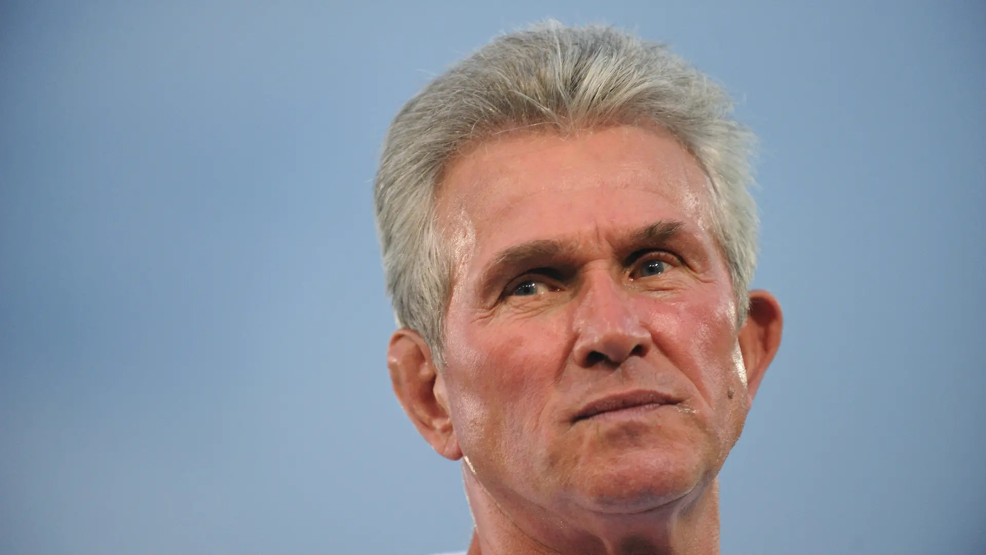 ARCHIV - Trainer Jupp Heynckes vom FC Bayern München steht vor dem DFB-Pokalspiel gegen Jahn Regensburg auf dem Platz des Jahnstadions in Regensburg. Bayern-Trainer Jupp Heynckes hat das Ende seiner Tätigkeit beim deutschen Fußball-Rekordmeister aus München nach dieser Saison angedeutet. «Wir haben einen Zwei-Jahres-Vertrag, der endet am 30. Juni 2013. Und dann geht wieder ein Lebensabschnitt zu Ende», sagte der 67-Jährige in einem Interview der «Süddeutschen Zeitung» (Samstag). Foto: Andreas Gebert dpa/lby (zu dpa 1755 vom 24.08.2012) +++(c) dpa - Bildfunk+++