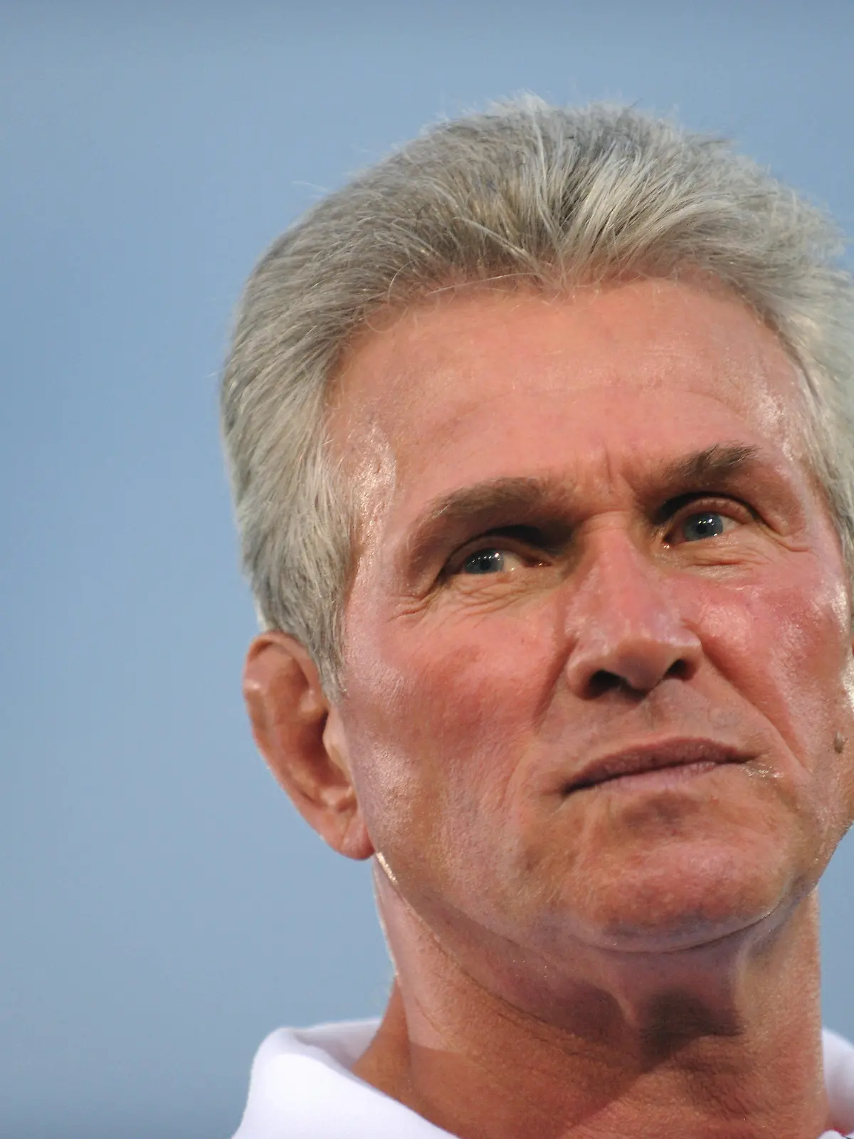 ARCHIV - Trainer Jupp Heynckes vom FC Bayern München steht vor dem DFB-Pokalspiel gegen Jahn Regensburg auf dem Platz des Jahnstadions in Regensburg. Bayern-Trainer Jupp Heynckes hat das Ende seiner Tätigkeit beim deutschen Fußball-Rekordmeister aus München nach dieser Saison angedeutet. «Wir haben einen Zwei-Jahres-Vertrag, der endet am 30. Juni 2013. Und dann geht wieder ein Lebensabschnitt zu Ende», sagte der 67-Jährige in einem Interview der «Süddeutschen Zeitung» (Samstag). Foto: Andreas Gebert dpa/lby (zu dpa 1755 vom 24.08.2012)  +++(c) dpa - Bildfunk+++