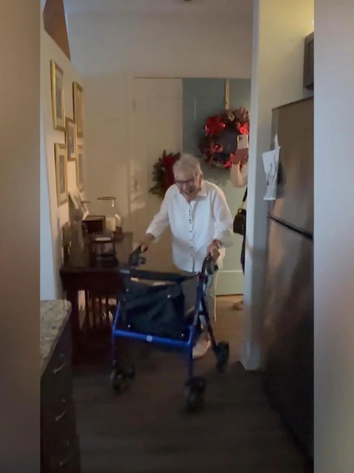 Früher hat Oma-Allena ihr Haus immer sehr weihnachtlich geschmückt. Jetzt, wo sie zu alt dafür ist, überrascht die Enkelin ihre Großmutter mit einer festlichen Dekoration. Sie traut ihren Augen nicht, als sie ihr Zimmer in ihrer Einrichtung für betreutes Wohnen in Suwanee im US-Bundesstaat Georgia betritt.
Was sich die Enkelin Jordyn Wilson für ihre Großmutter alles einfallen lassen hat und wie sehr es Oma Allena berührt - das sehen Sie im Video.
