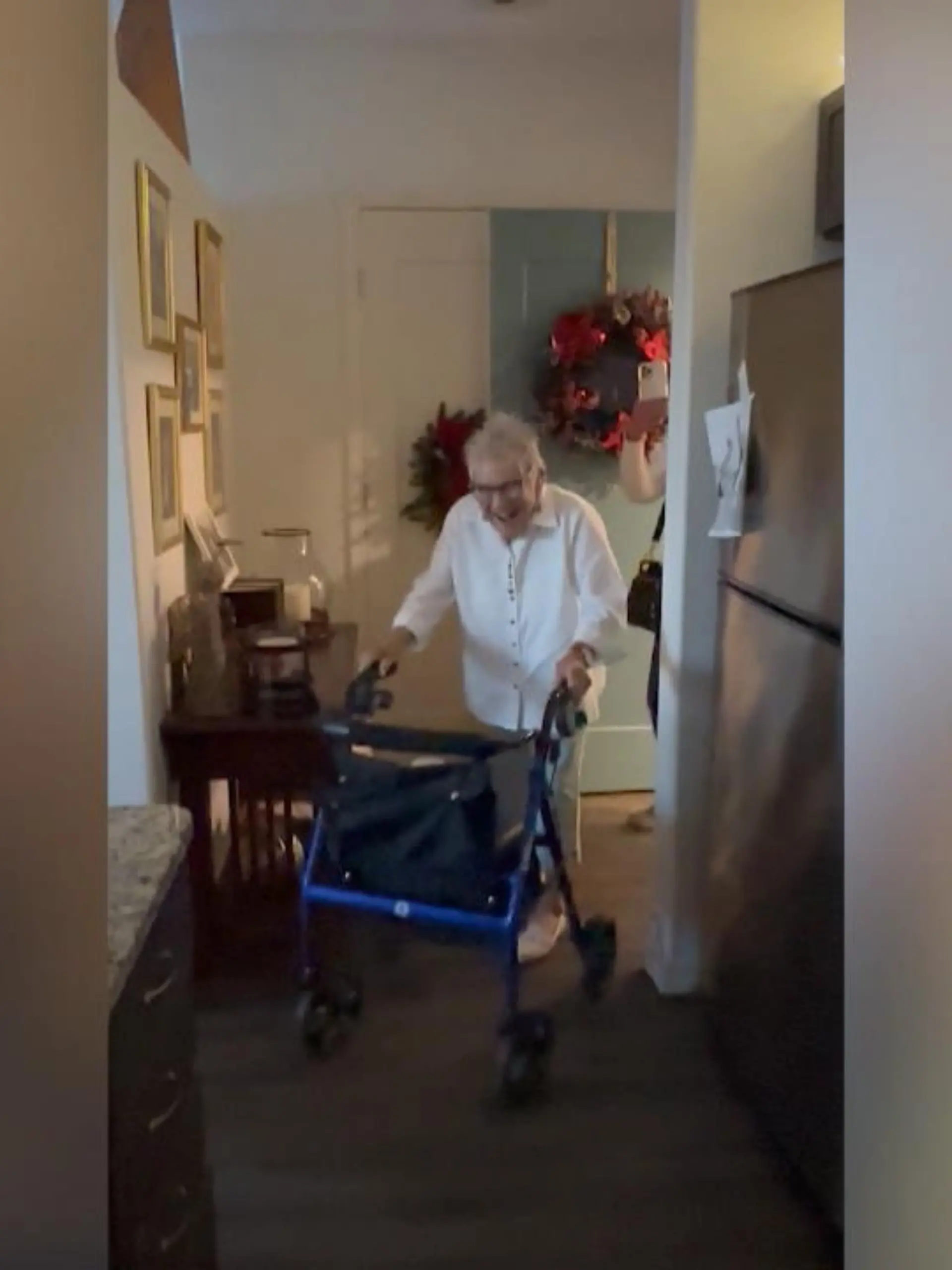 Früher hat Oma-Allena ihr Haus immer sehr weihnachtlich geschmückt. Jetzt, wo sie zu alt dafür ist, überrascht die Enkelin ihre Großmutter mit einer festlichen Dekoration. Sie traut ihren Augen nicht, als sie ihr Zimmer in ihrer Einrichtung für betreutes Wohnen in Suwanee im US-Bundesstaat Georgia betritt.
Was sich die Enkelin Jordyn Wilson für ihre Großmutter alles einfallen lassen hat und wie sehr es Oma Allena berührt - das sehen Sie im Video.