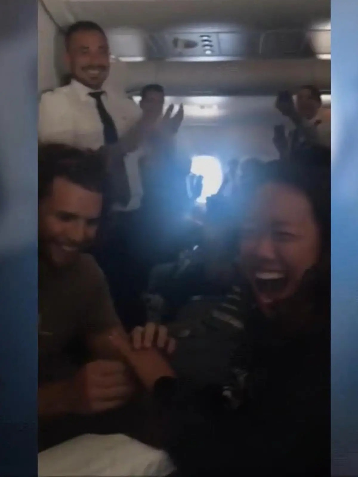 Dieser TikToker  tut für einen angenehmen Flug scheinbar alles!
Roman Romero geht tatsächlich auf die Knie für eine Flasche Champagner und bekommt dazu auch noch ein Ständchen vom Piloten höchst persönlich geträllert.