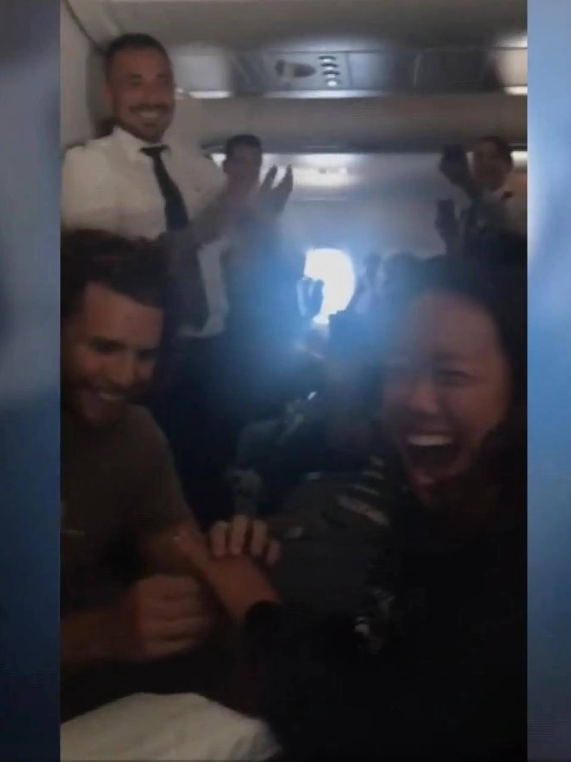 Dieser TikToker  tut für einen angenehmen Flug scheinbar alles!
Roman Romero geht tatsächlich auf die Knie für eine Flasche Champagner und bekommt dazu auch noch ein Ständchen vom Piloten höchst persönlich geträllert.