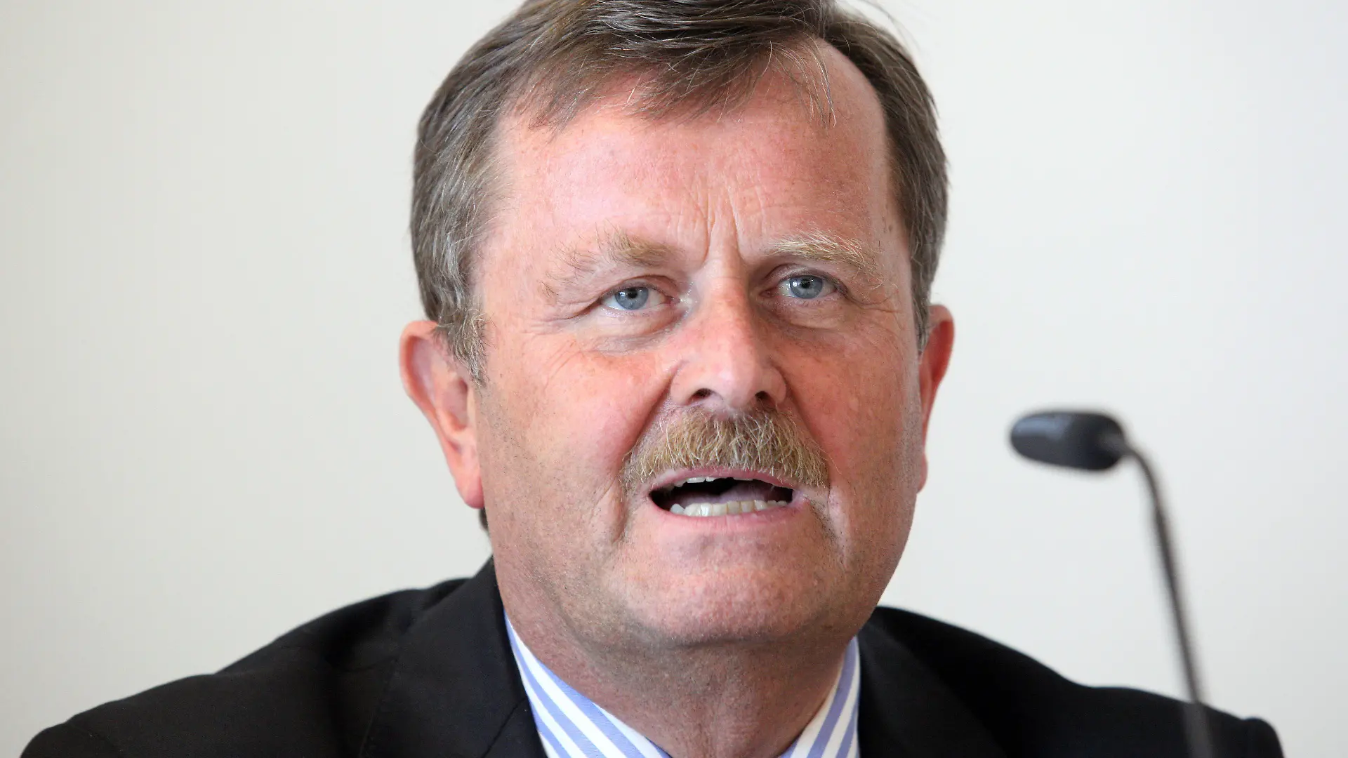 ARCHIV - Der Präsident der Bundesärztekammer, Frank Ulrich Montgomery, spricht am 02.06.2011 in Kiel auf einer Pressekonferenz während des 114. Deutschen Ärztetages. Die Ärzteschaft macht sich für strengere Kriterien bei den immer häufiger werdenden Schnellverfahren für die Vergabe von Spenderorganen stark. Er sehe in der Zunahme dieser Verfahren ein Problem, sagte der Präsident der Bundesärztekammer, Frank Ulrich Montgomery, am Donnerstag im ZDF-«Morgenmagazin». Foto: Bodo Marks dpa/lno  +++(c) dpa - Bildfunk+++
