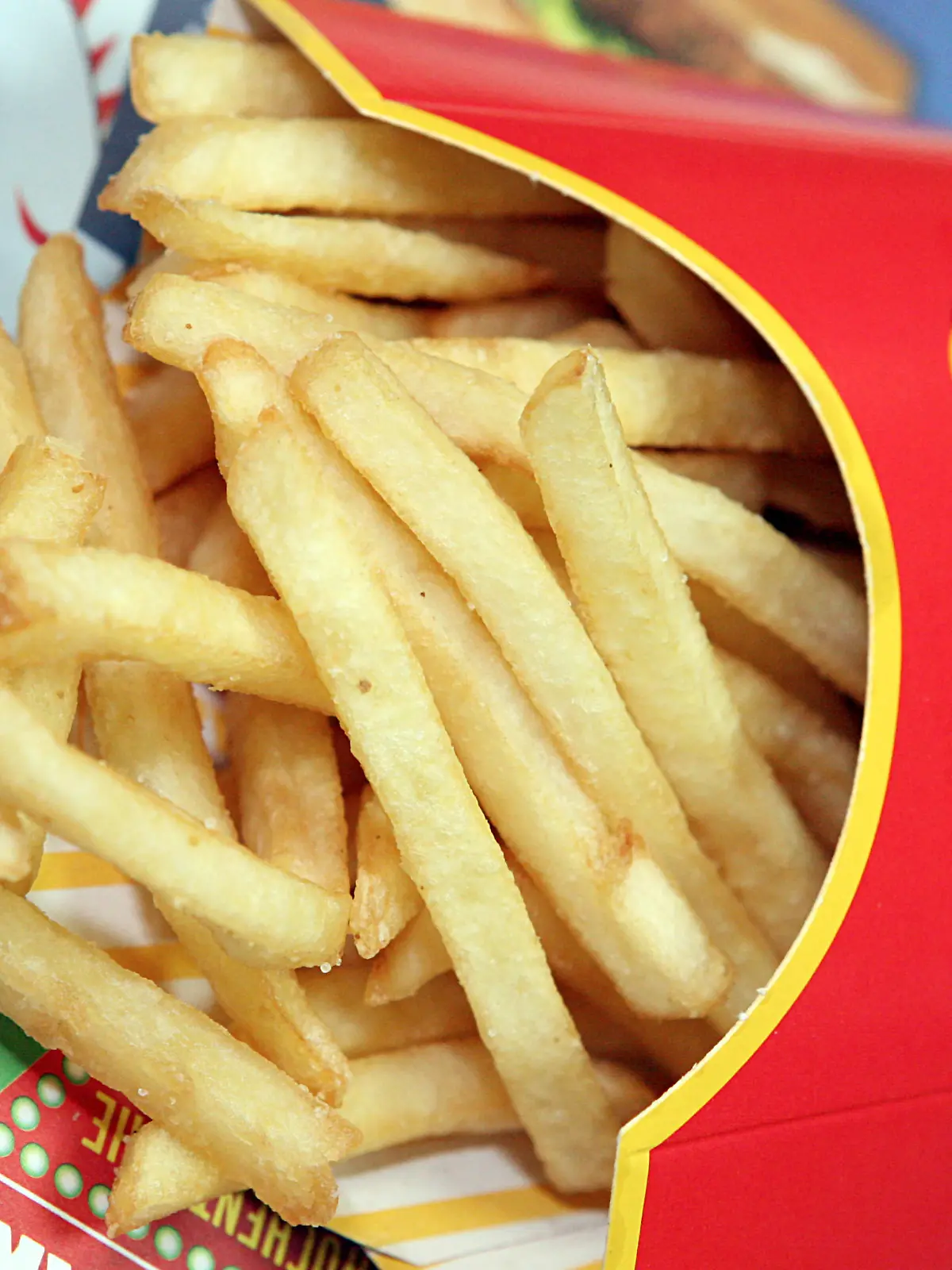 Pommes-Frites in einer Tüte liegen am Mittwoch (28.02.2007) auf einer Unterlage von McDonalds in Lichtenfels (Oberfranken). Foto: Marcus Führer dpa/lby +++(c) dpa - Report+++