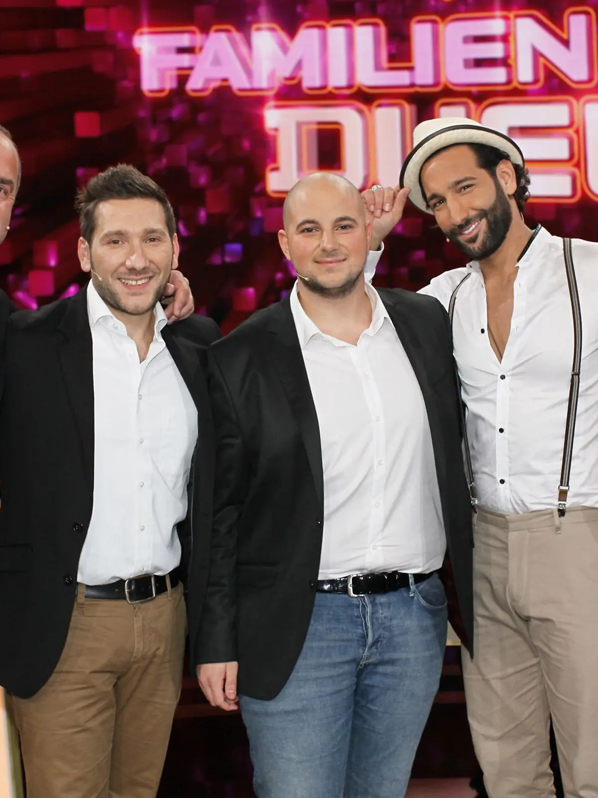 Moderator Daniel Hartwich (r.) mit Massimo Sinató (2.v.r.) und seinem Team. V.l.: Onkel Michael, Bruder Piedro und Cousin Marco. Gemeinsam treten sie gegen das Team Mir an.